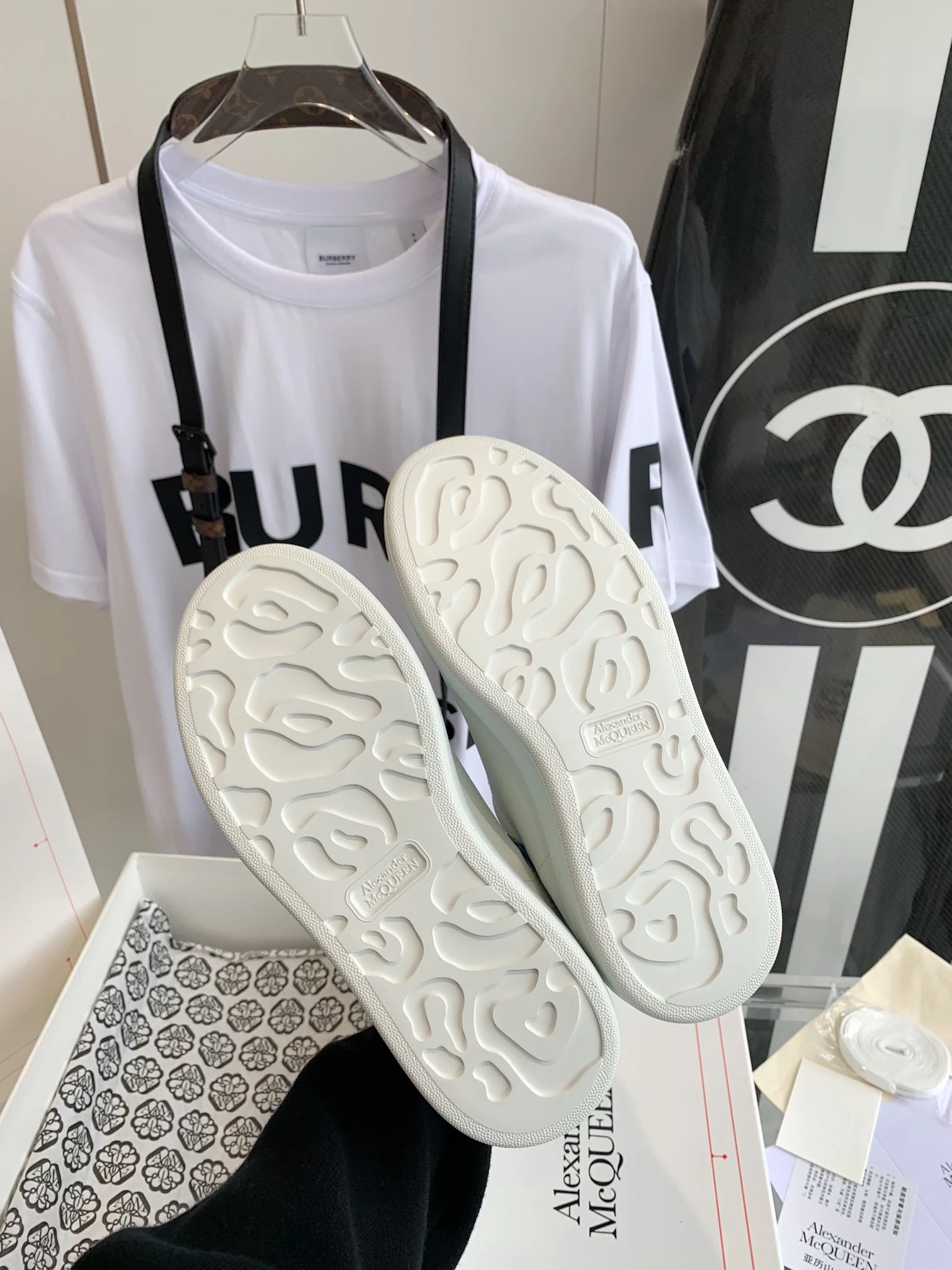 Классические белые кроссовки McQueen - синяя задняя часть - 1