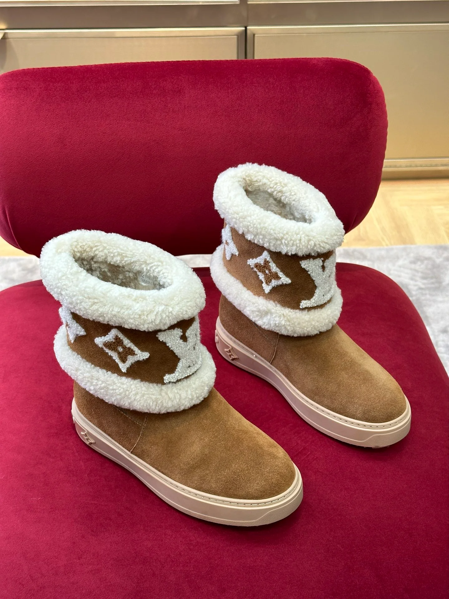 Новинка осенне-зимней коллекции LV 2022 — Снежные сапоги из натуральной овчины — Коричневые — 1 шт.