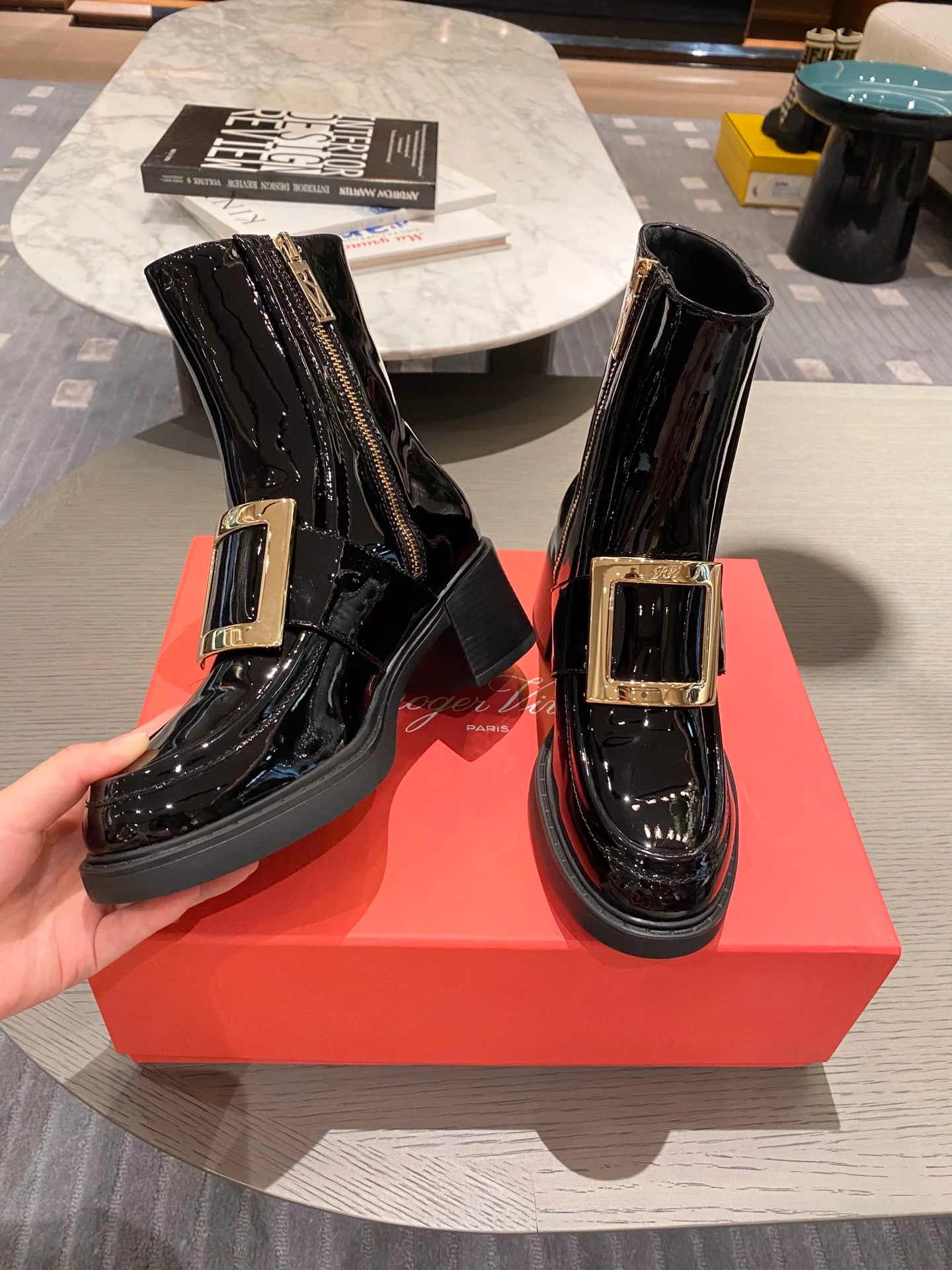 Ботильоны RV из лакированной кожи с металлической пряжкой - черные