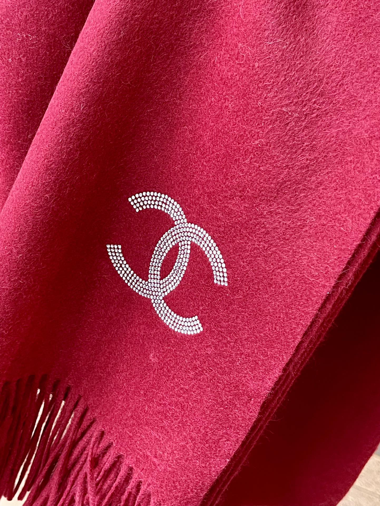 Chanel - Кашемировый шарф, украшенный бриллиантами - 180-70-102 см - Красный