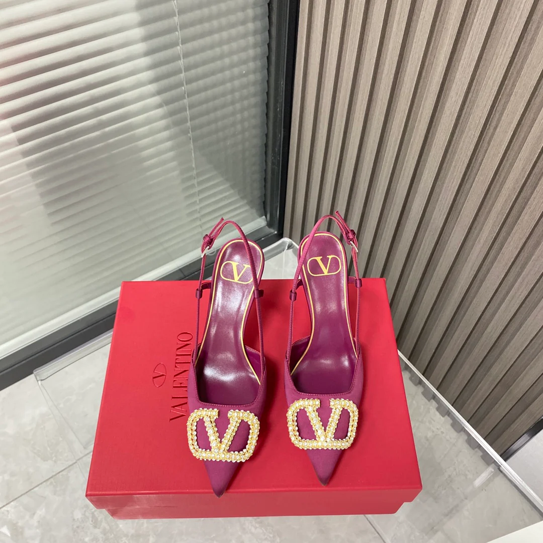 Valentino - Новейшая коллекция бутика - Сандалии и туфли на каблуке с V-образными замшевыми вставками - 1