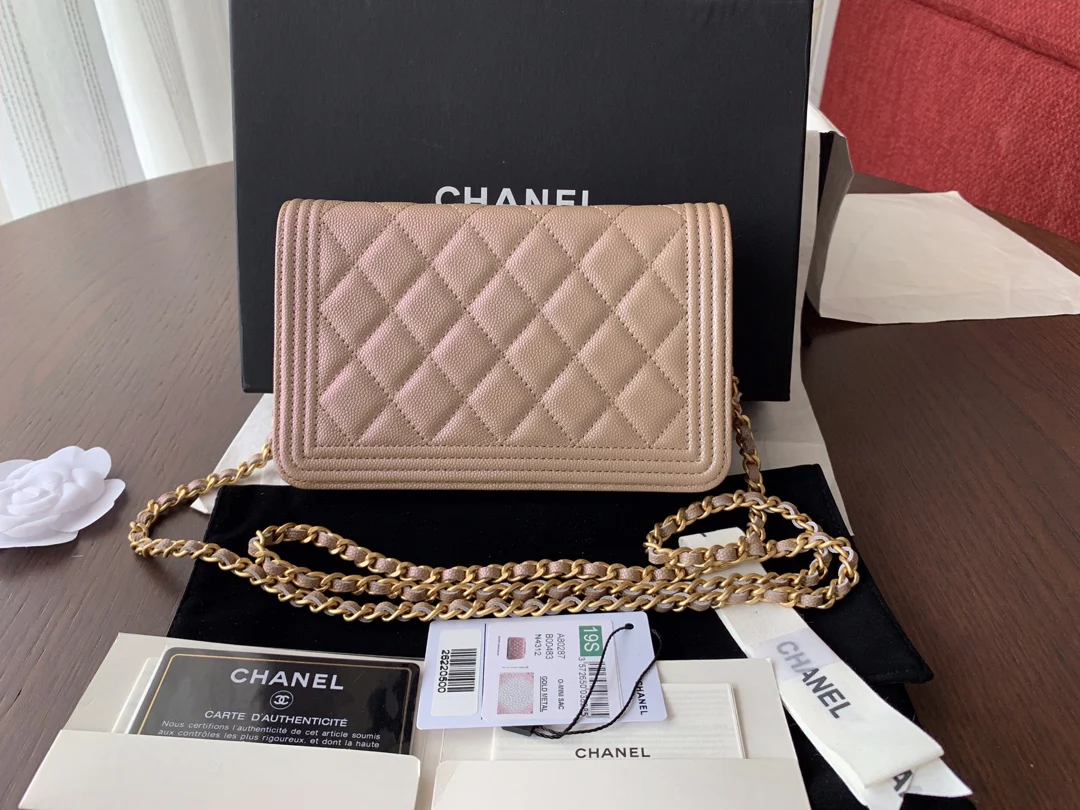 Коллекция Chanel Boy WOC Pearl - глянцевая кожа