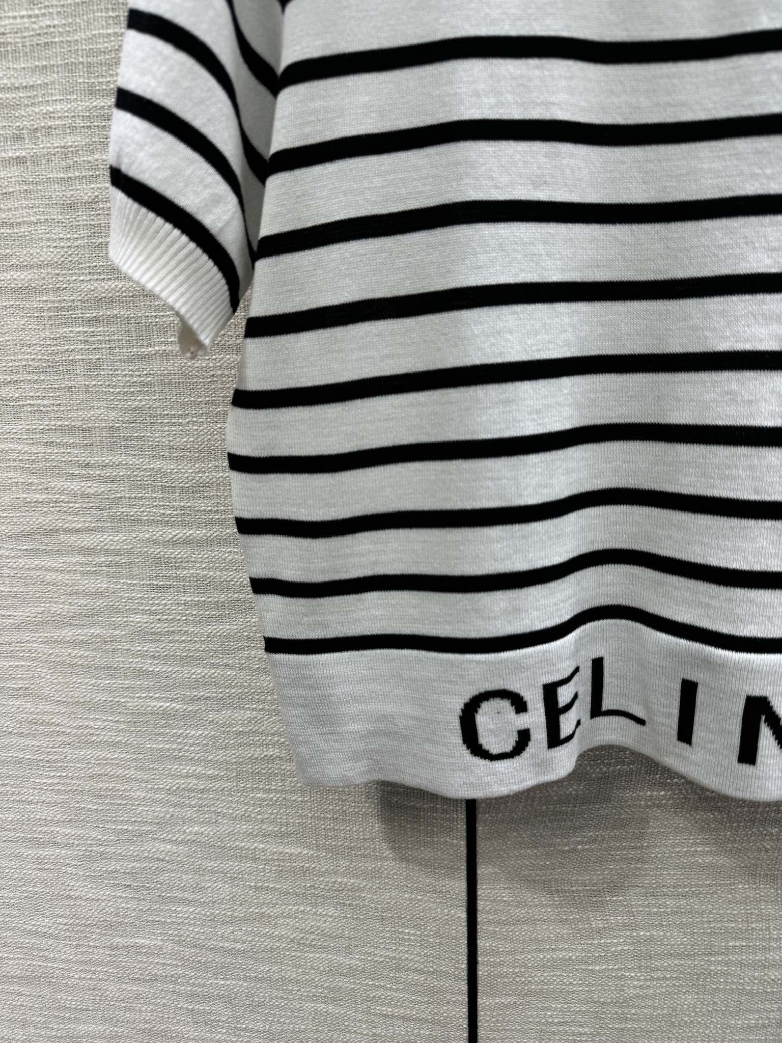Трикотажный топ Celine 2403 с короткими рукавами и полосками, в стиле колор-блок — белый.