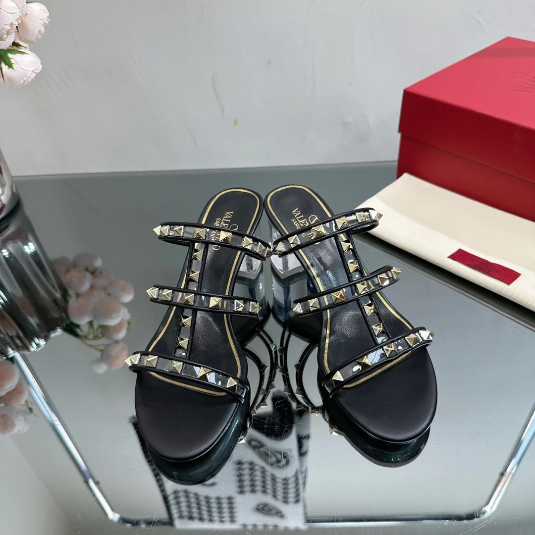 Новинка сезона весна/лето 2023 от Valentino - Прозрачные сандалии на каблуке с кристаллами - Черные