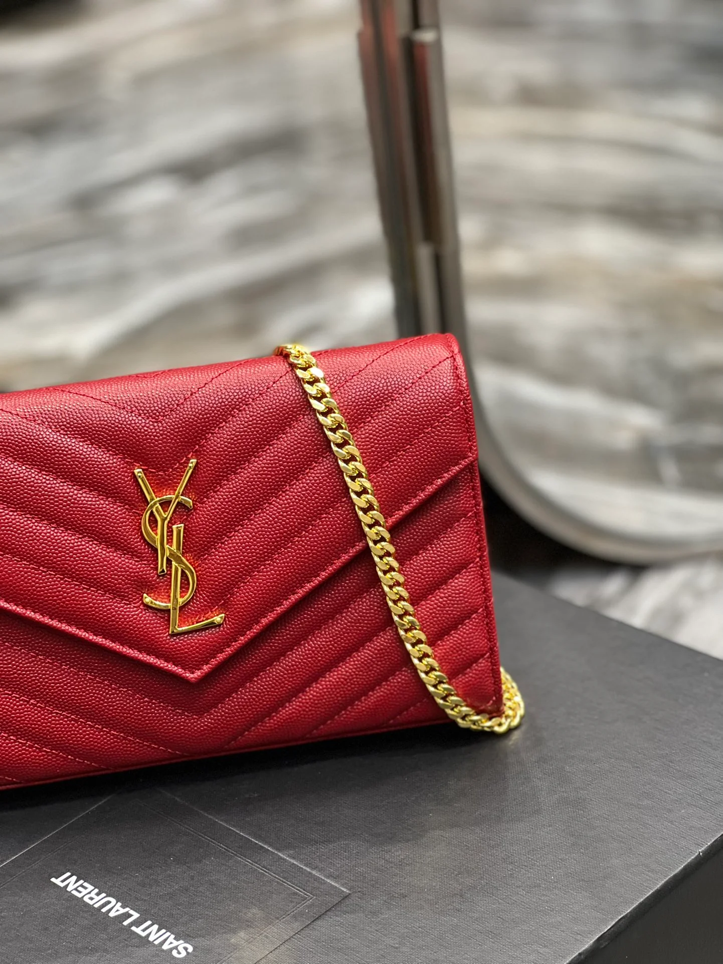 Сумка YSL Laurent из икорной кожи - красная.
