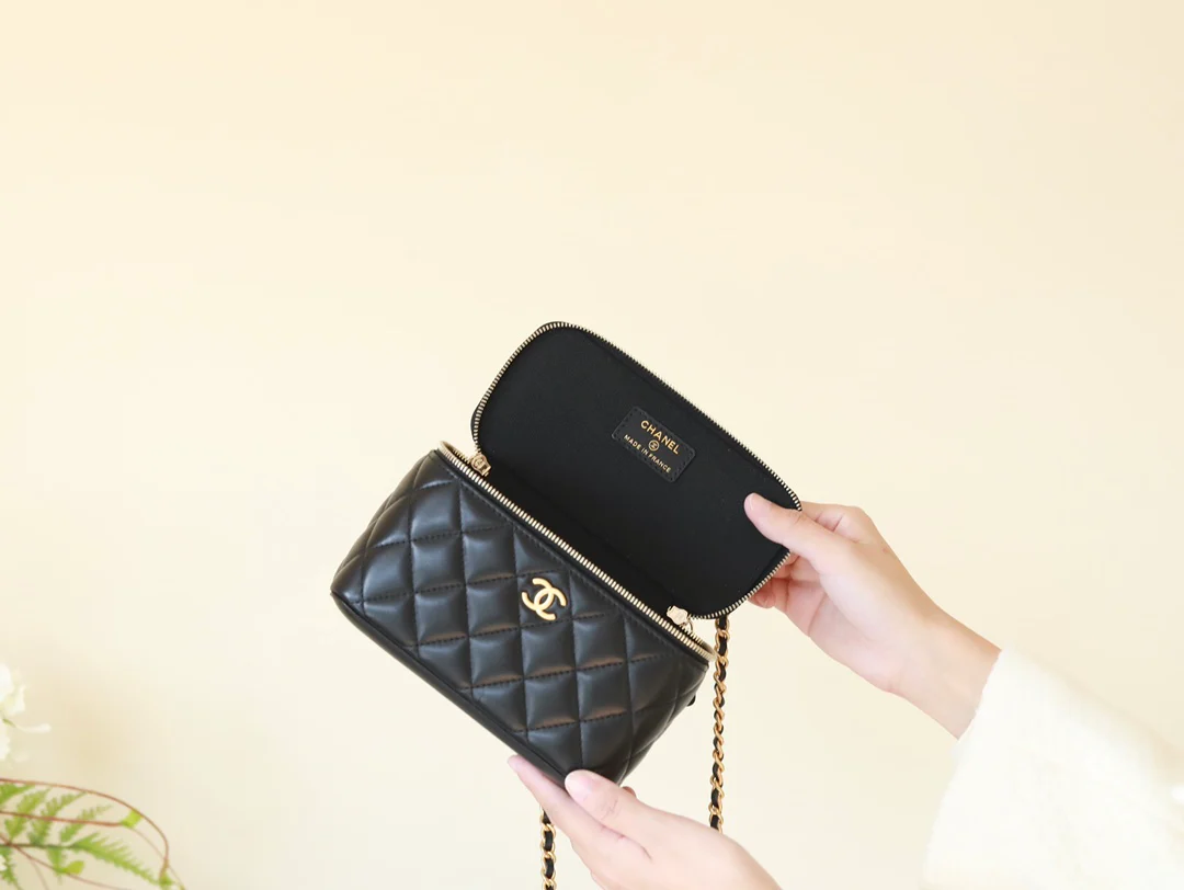 Коллекция Chanel Métiers d'Art - Сумочка для помады - Квадратная коробочка - Черная