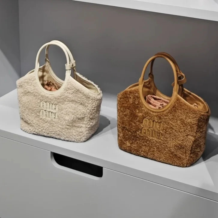 Сумка-тоут Miu Miu Ivy — на фото.