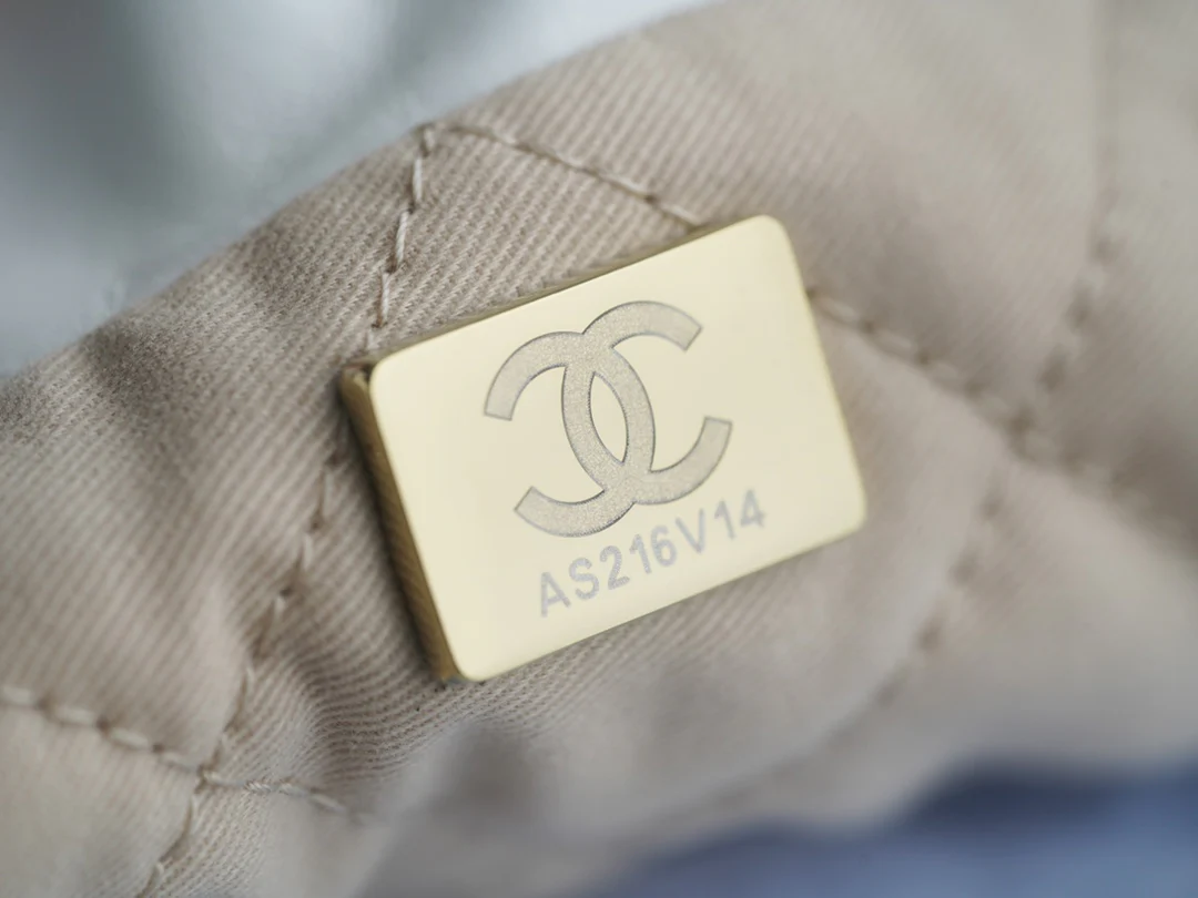 Сумочка Chanel No. 22 — маленькая, из белого золота.