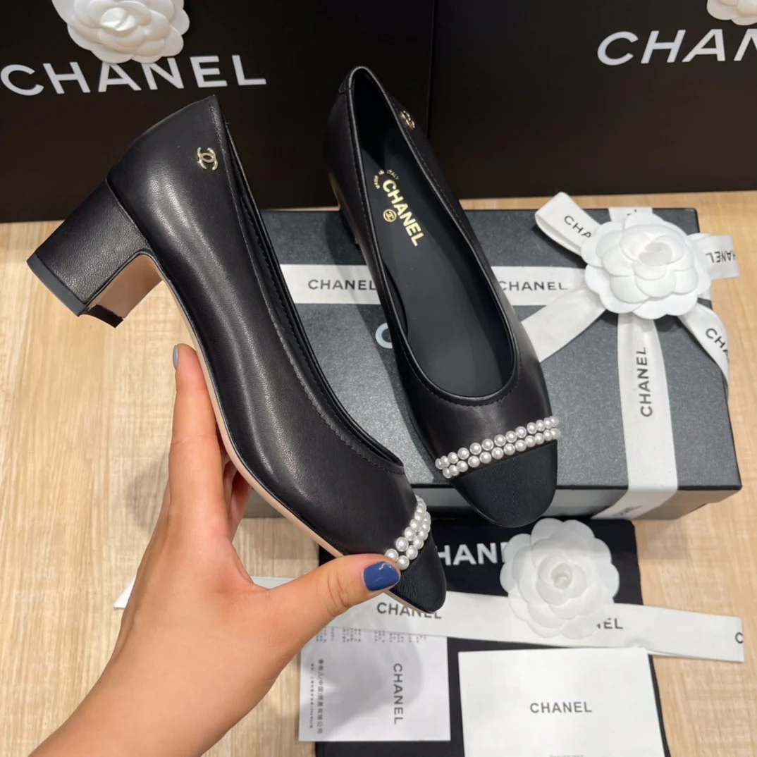 Chanel - Черные туфли на среднем каблуке