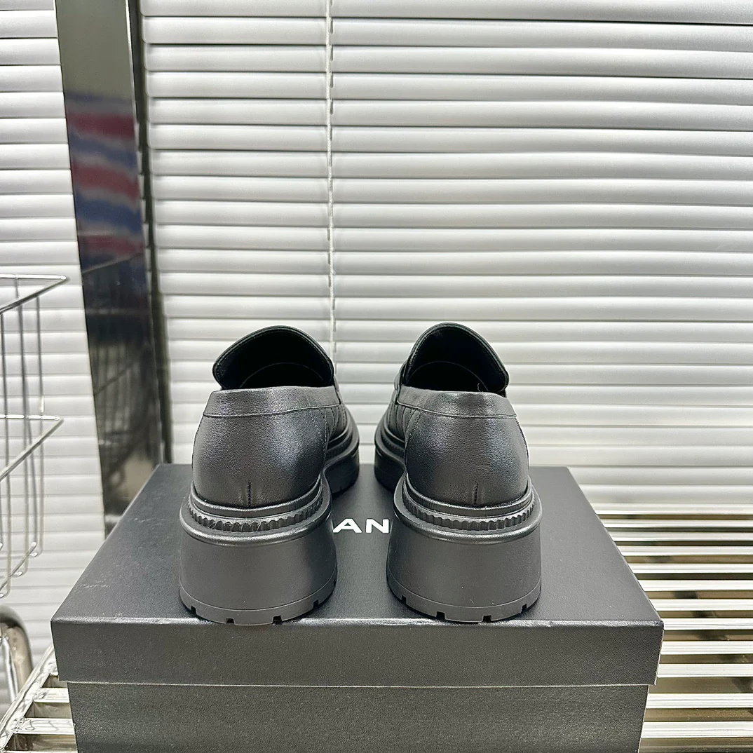 Новинка сезона осень/зима 2023 от Chanel — лоферы на платформе.