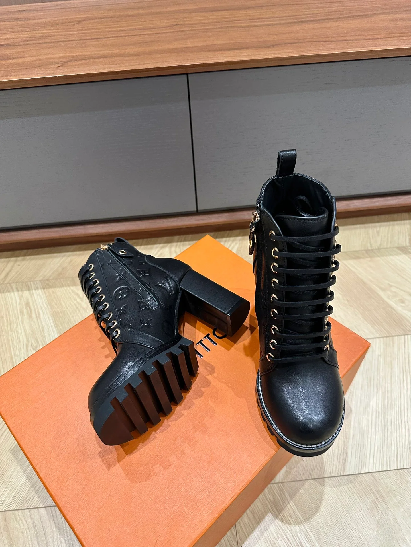 LV-2024 - Ботильоны на высоком каблуке - Черные