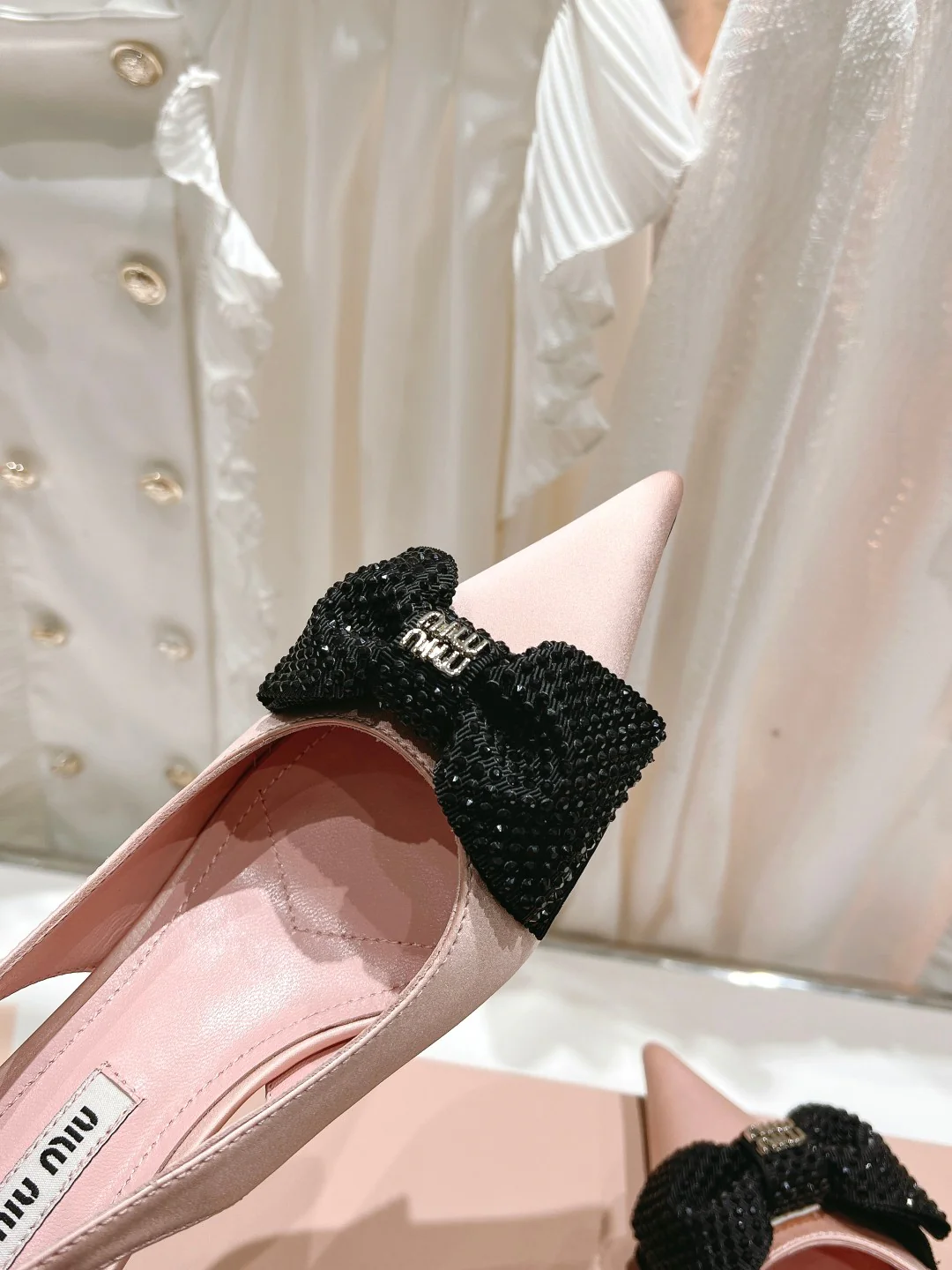 Новинка сезона весна/лето 2023 от Miu Miu - Босоножки на высоком каблуке с острым носком, украшенные стразами - высота 6 см - Розовые