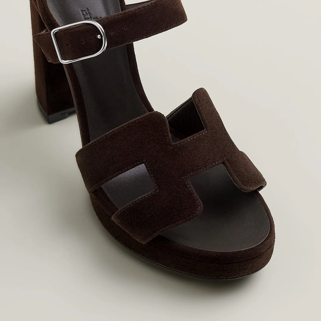 Модные босоножки на высоком каблуке Hermes 2024 года — темно-коричневые.