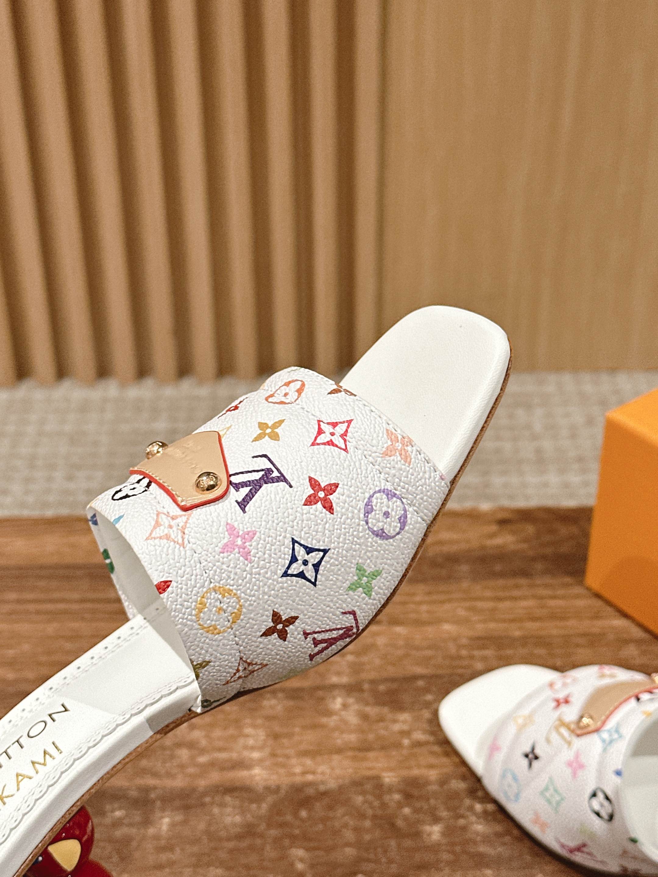 LV - Коллекция Такаши Мураками в стиле ретро - Сандалии на низком каблуке - Белый с красочным монограммом