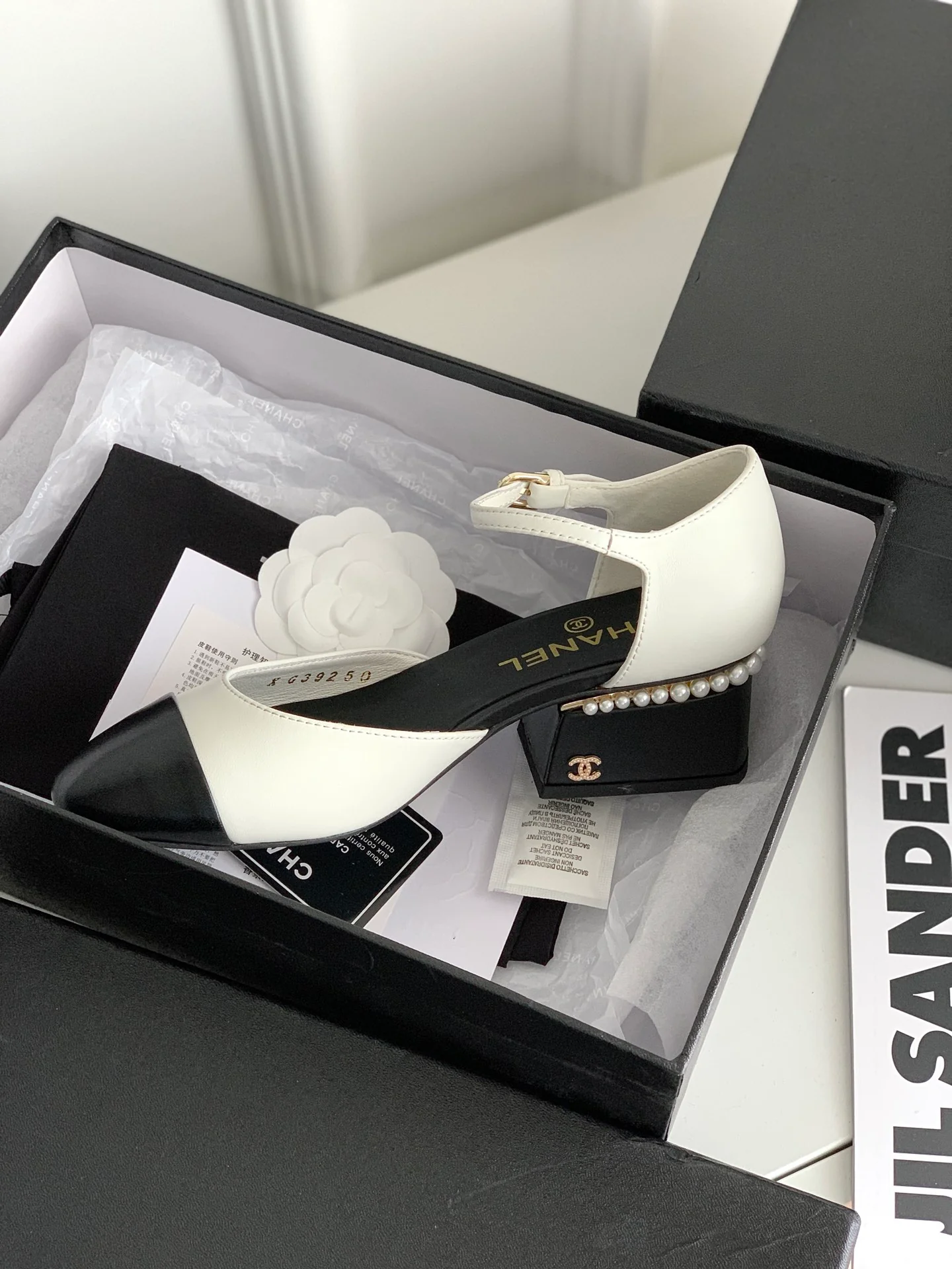 Туфли-лодочки Мэри Джейн с подиума Chanel 2022 года на низком каблуке - 4-5 см - белые