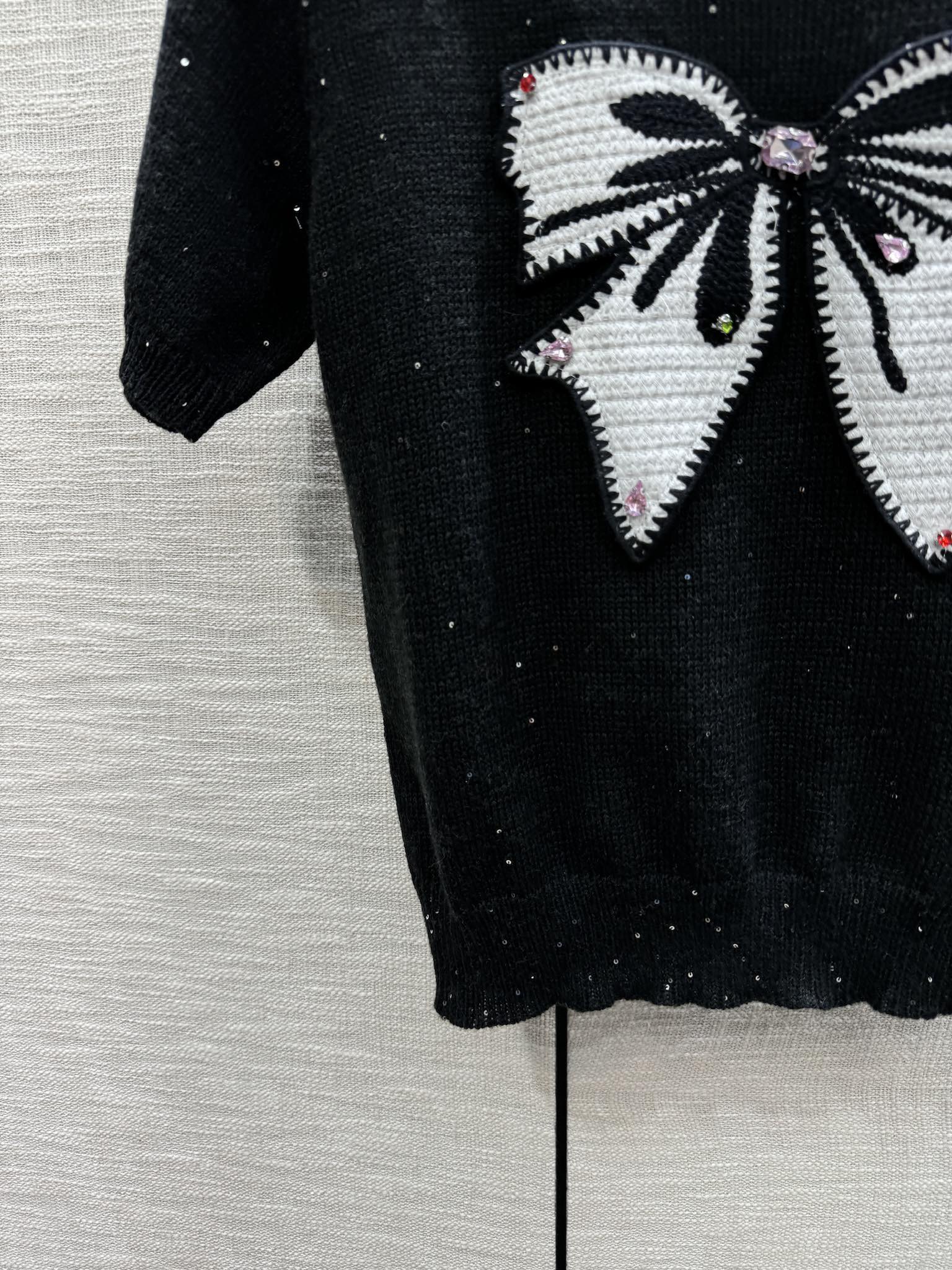 Футболка Chanel 2403 с вышитым бантом, трикотажная, с короткими рукавами, черная.