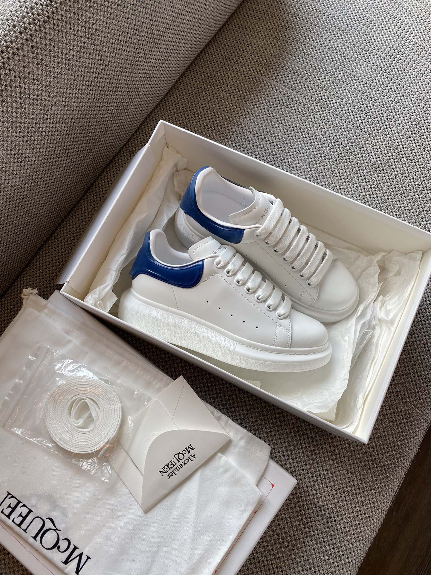 Классические белые кроссовки McQueen - на каблуке-резинке - темно-синие