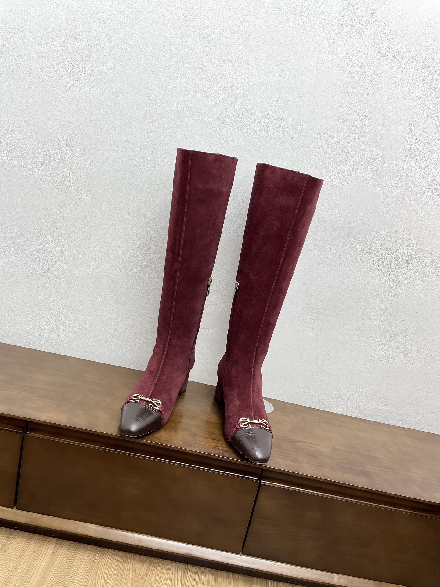 Ботинки Salvatore Ferragamo на массивном каблуке, 2024 год, бордовые.