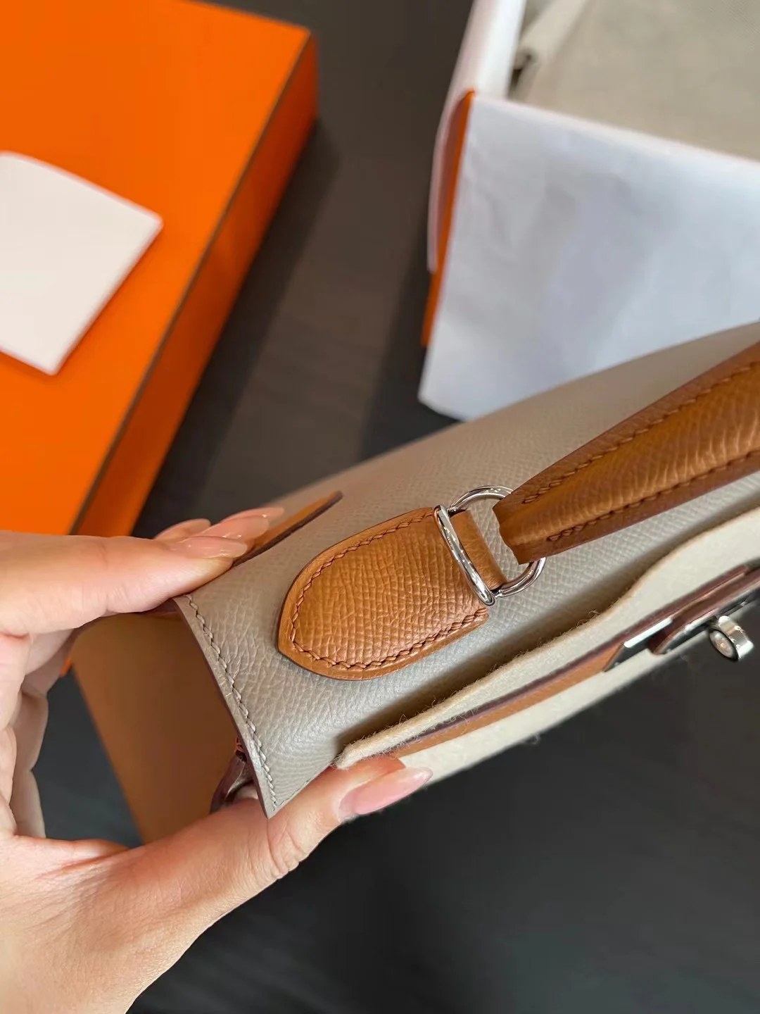 Hermes Kelly 28 Epsom Gold Brown с пряжкой M8 Ashy Grey - Silver