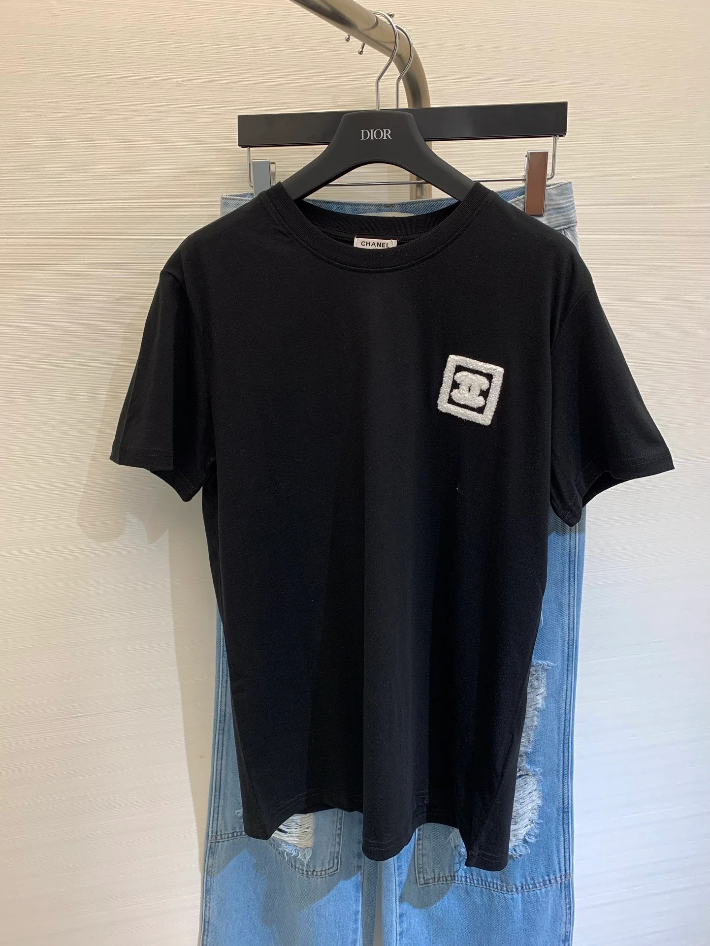 Футболка Chanel 2404 Весна/Лето в винтажном стиле, с вышивкой, квадратным вырезом, коротким рукавом, из махровой ткани — черная.