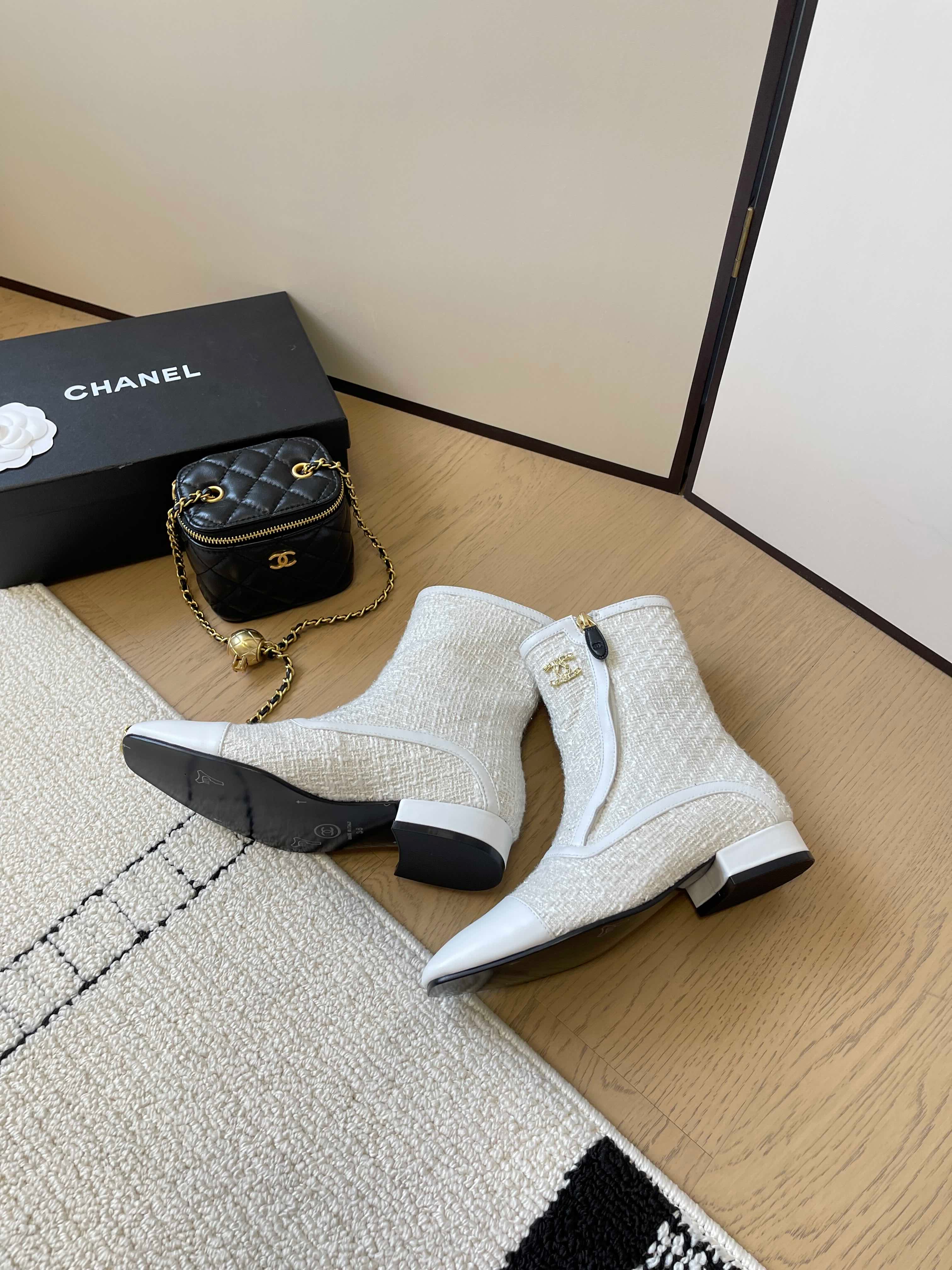 Ботильоны Chanel 2024 с острым носком - белые