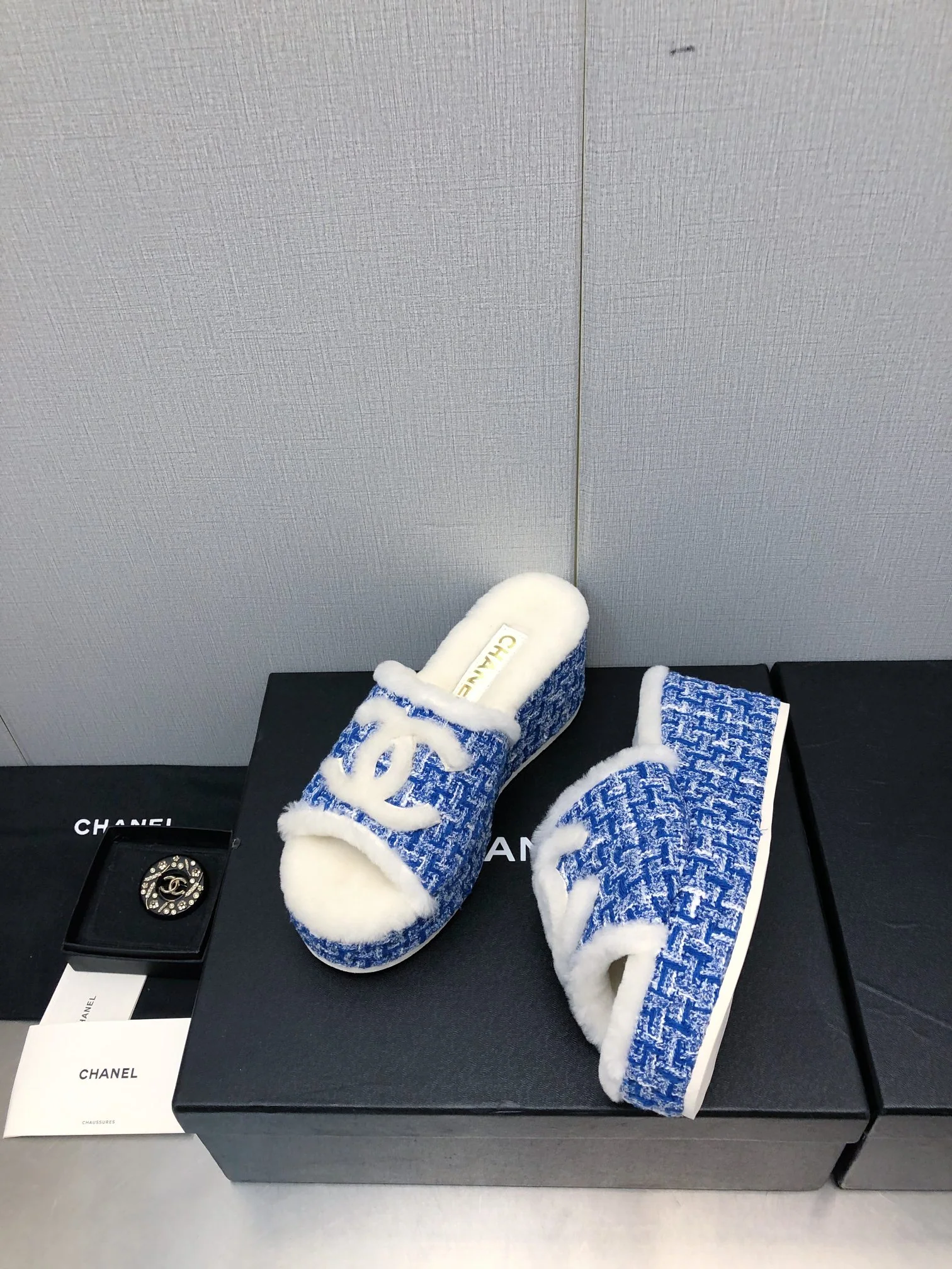 Новинка сезона осень/зима 2023 от Chanel - шерстяные сандалии в клетку - темно-синие.