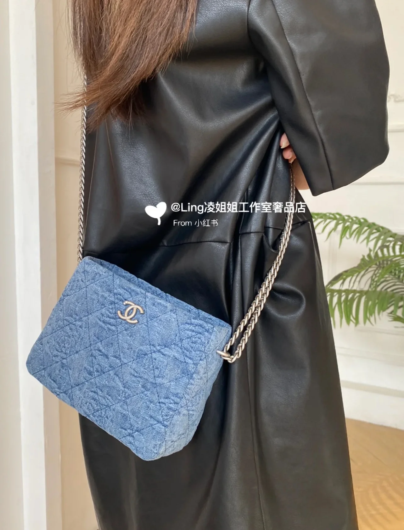 Коллекция Chanel Весна/Лето 2023 - Сумка-хобо из денима с застежкой в ??виде сердца и камелии