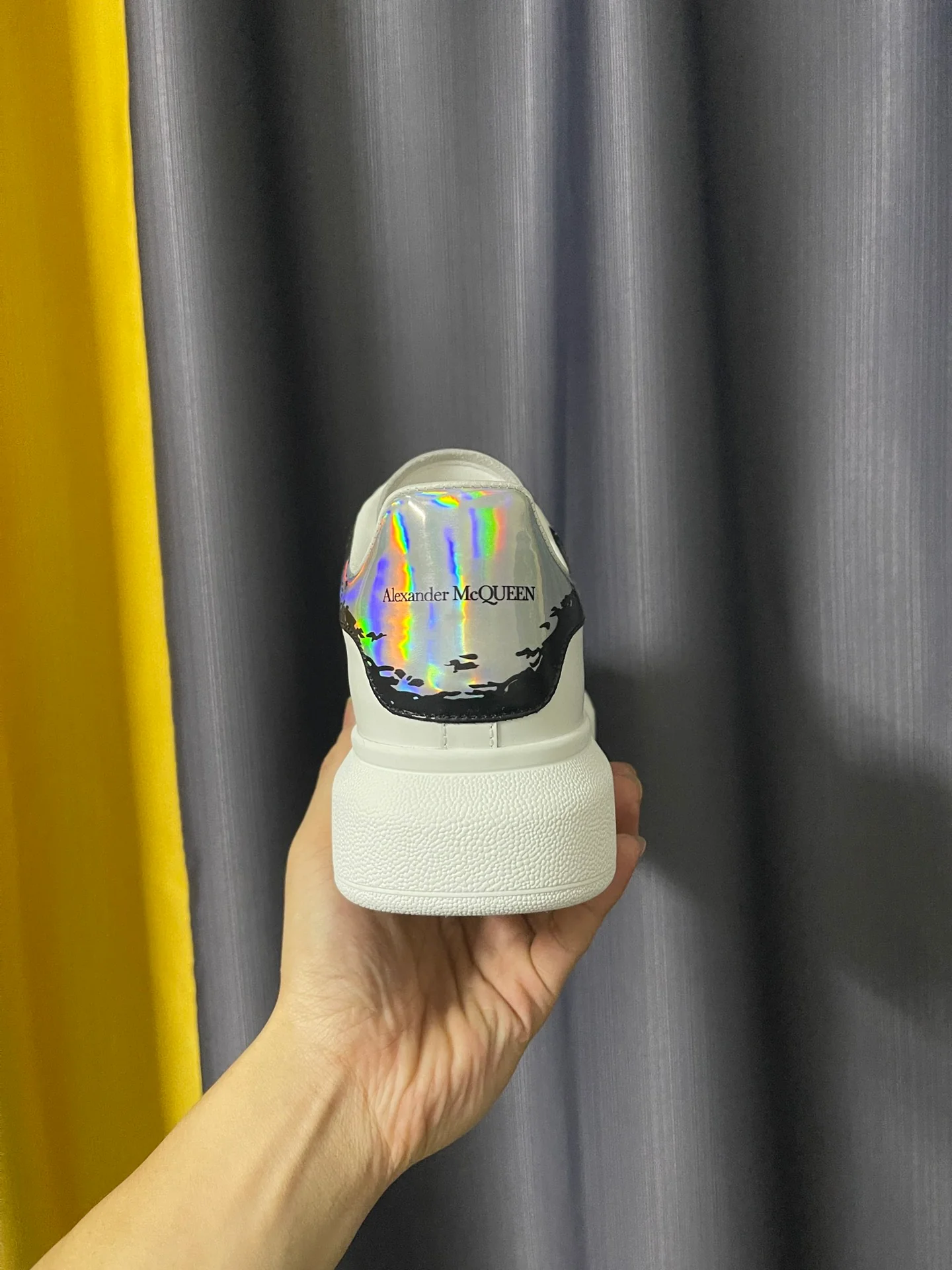 Классические белые кроссовки McQueen - унисекс - новый цвет - серебристый каблук с лазерной гравировкой