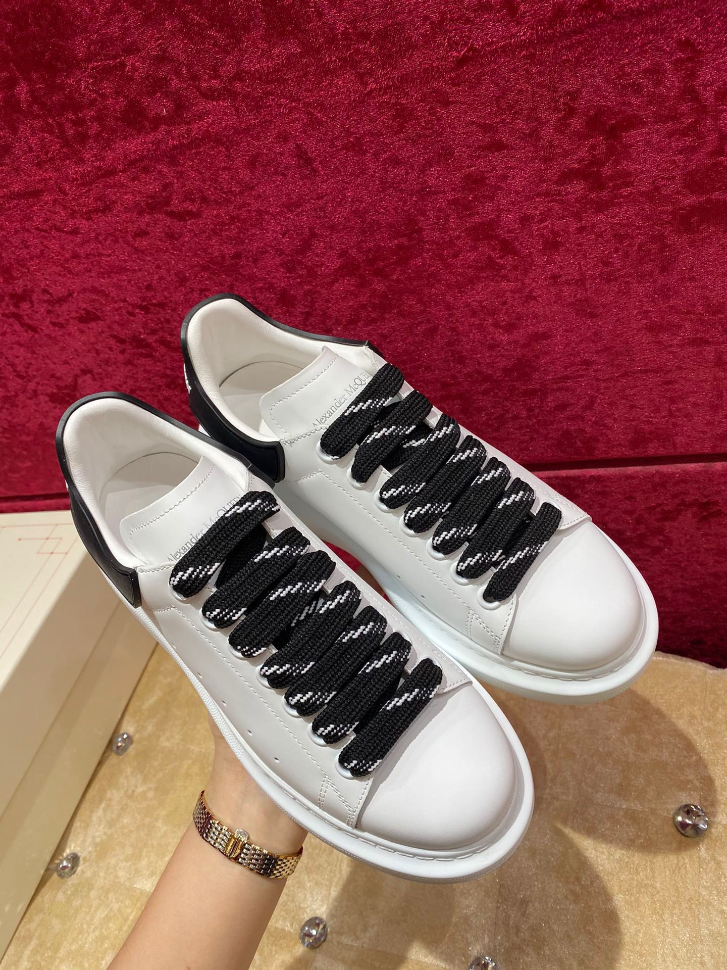 Классические белые кроссовки McQueen - Black Tail - 2