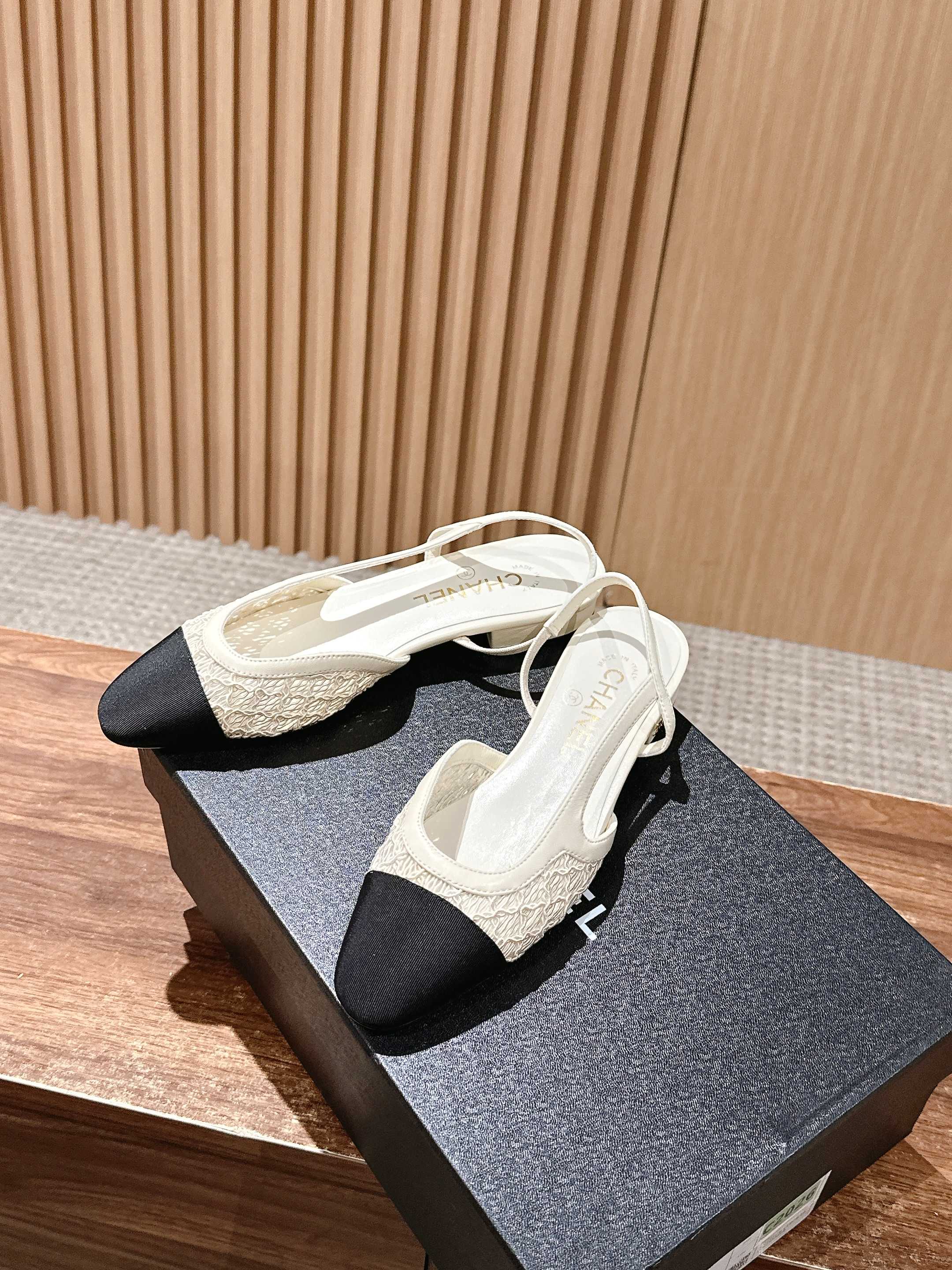 Chanel - Туфли-балетки из кружева и шаньдунского шелка - Белые