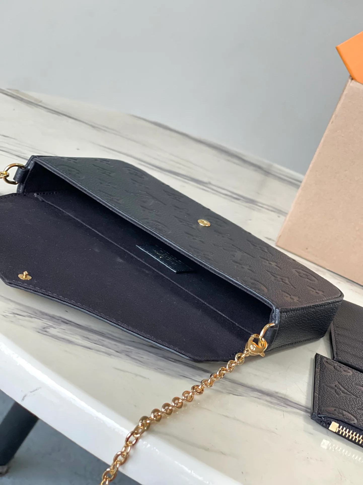 m64064-LV-pochette-felicie-empreinte сумка через плечо с тиснением-черный