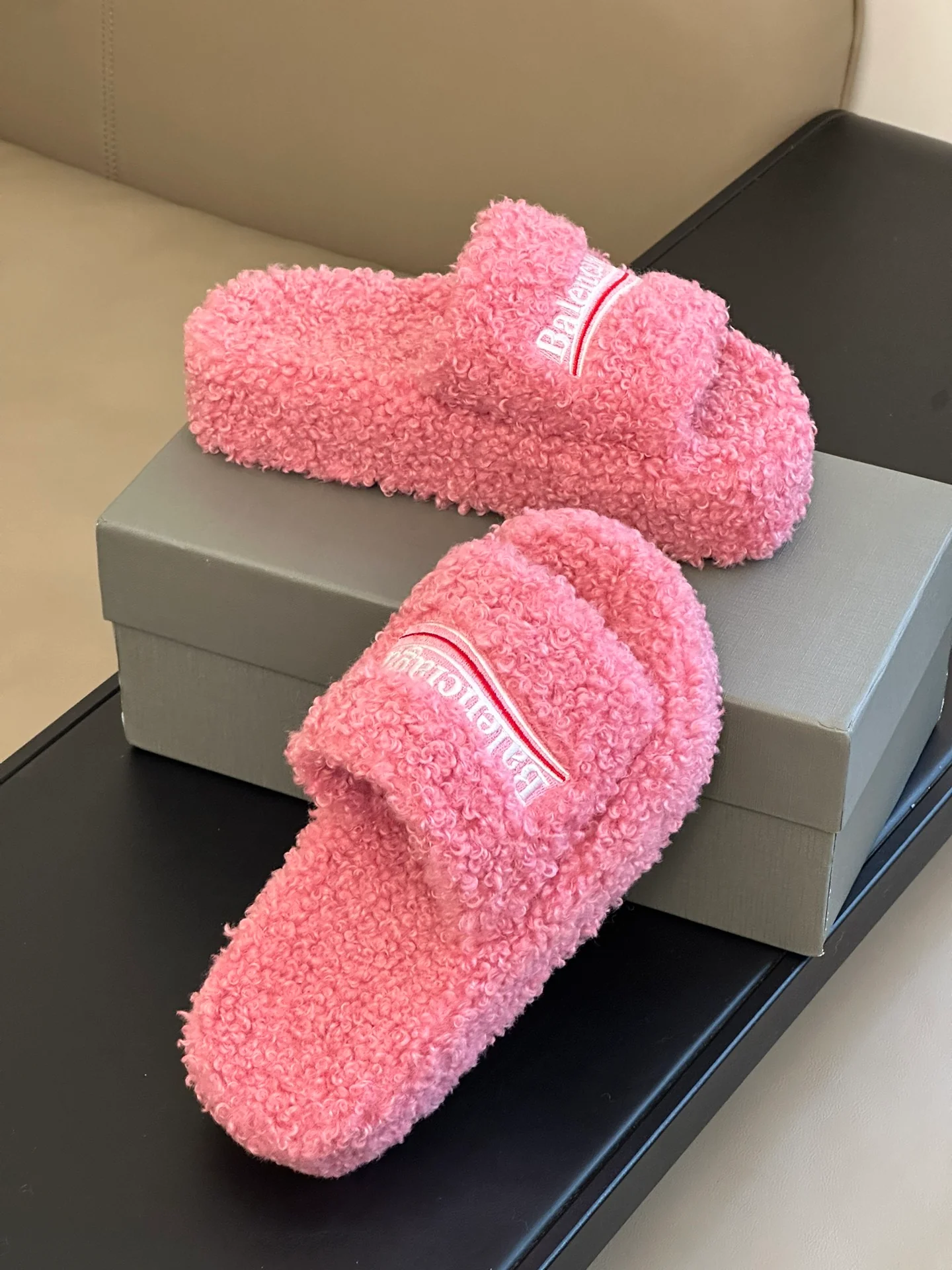Новинка сезона осень/зима 2023 от Balenciaga - Меховые тапочки на платформе - Розовые