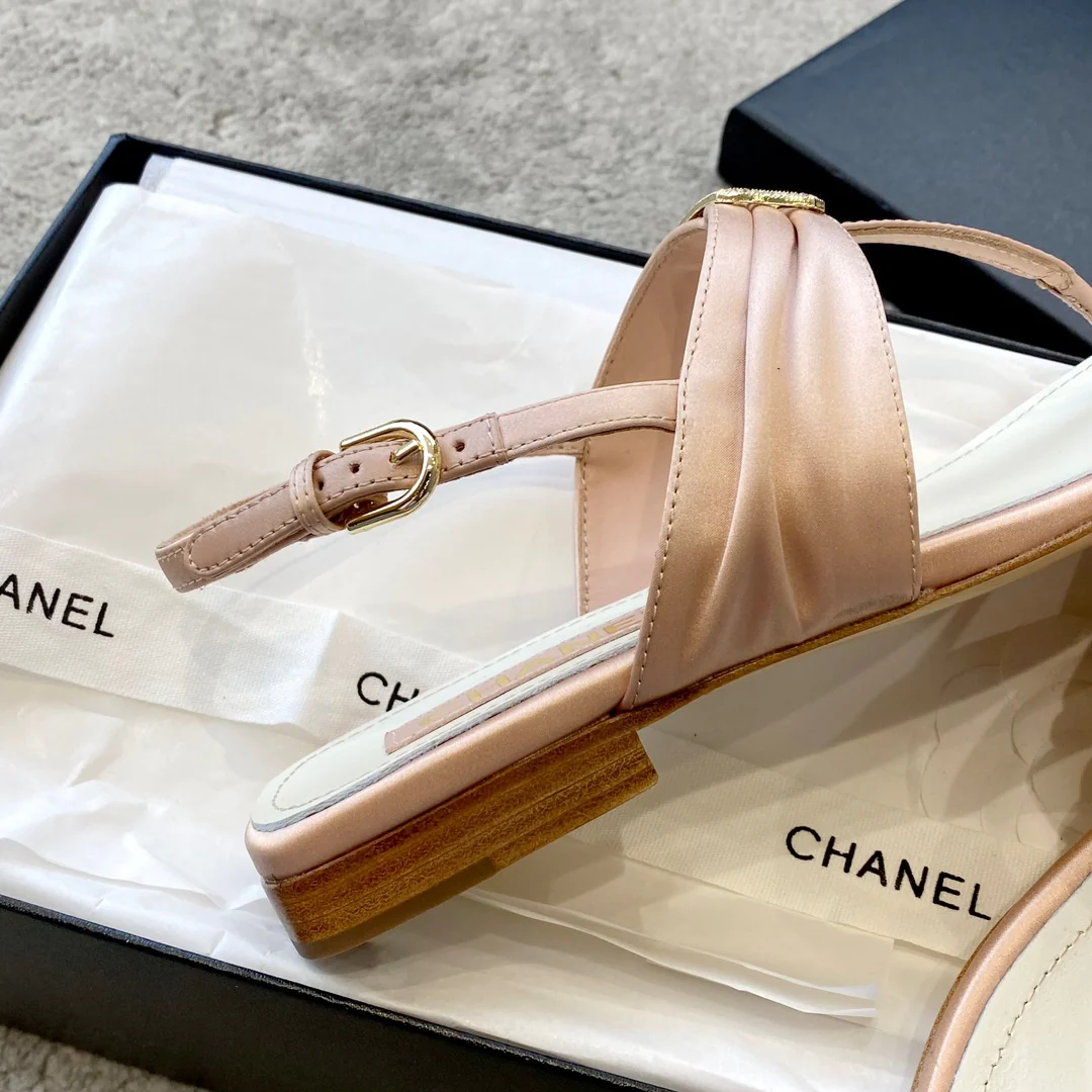 Новинка сезона весна/лето 2023 от Chanel - сандалии с пряжкой C - розовые.