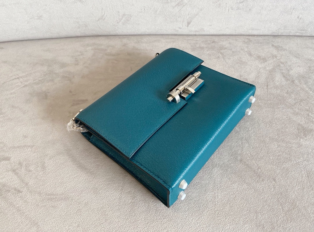 Миниатюрная сумка Hermes Verrou из козьей кожи, модель W0, цвет ?Босфор?, с серебряной пряжкой.