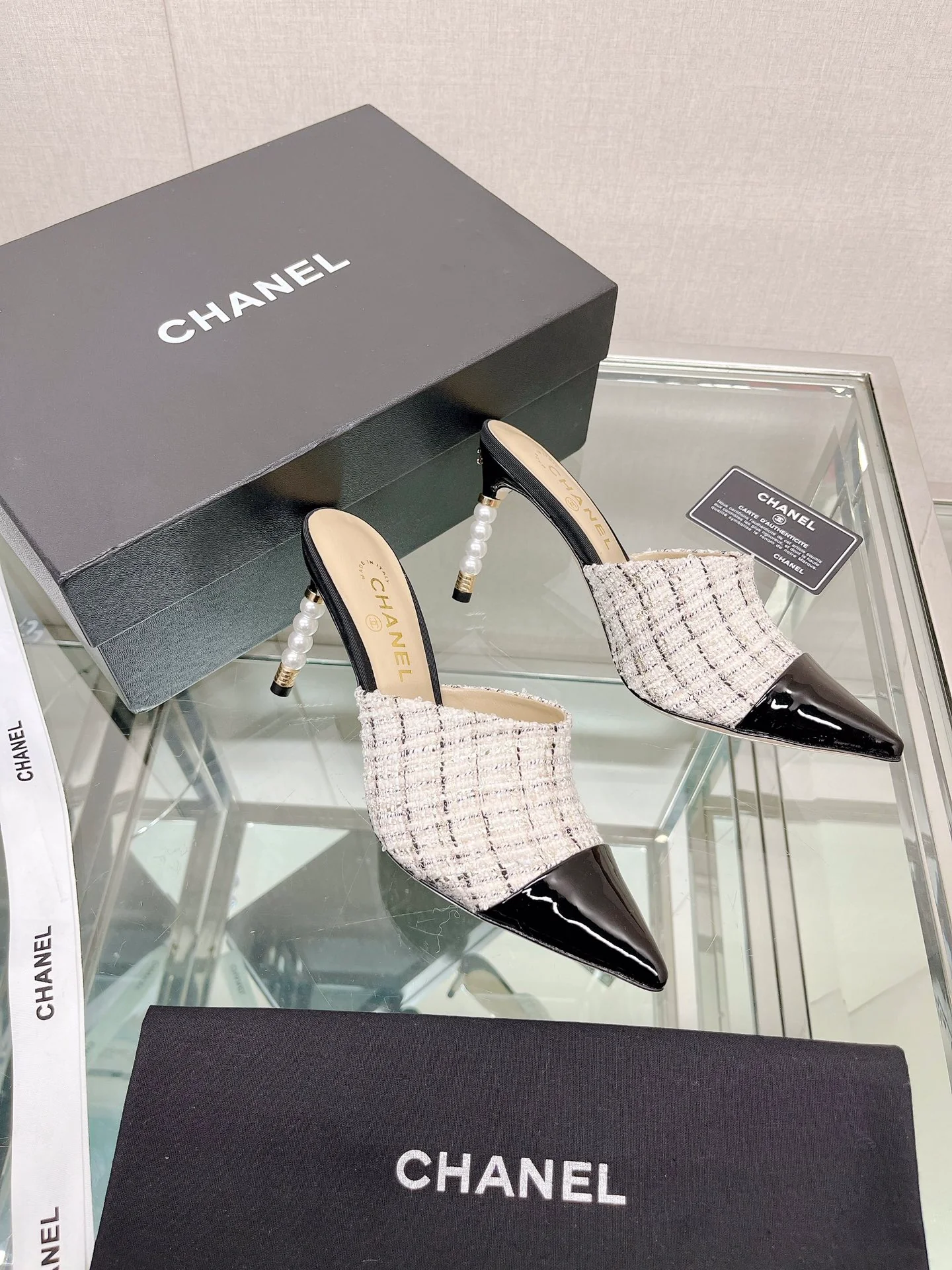 Босоножки Chanel Coco на высоком каблуке с четырьмя заклепками, высота каблука 8-5 см, белые.