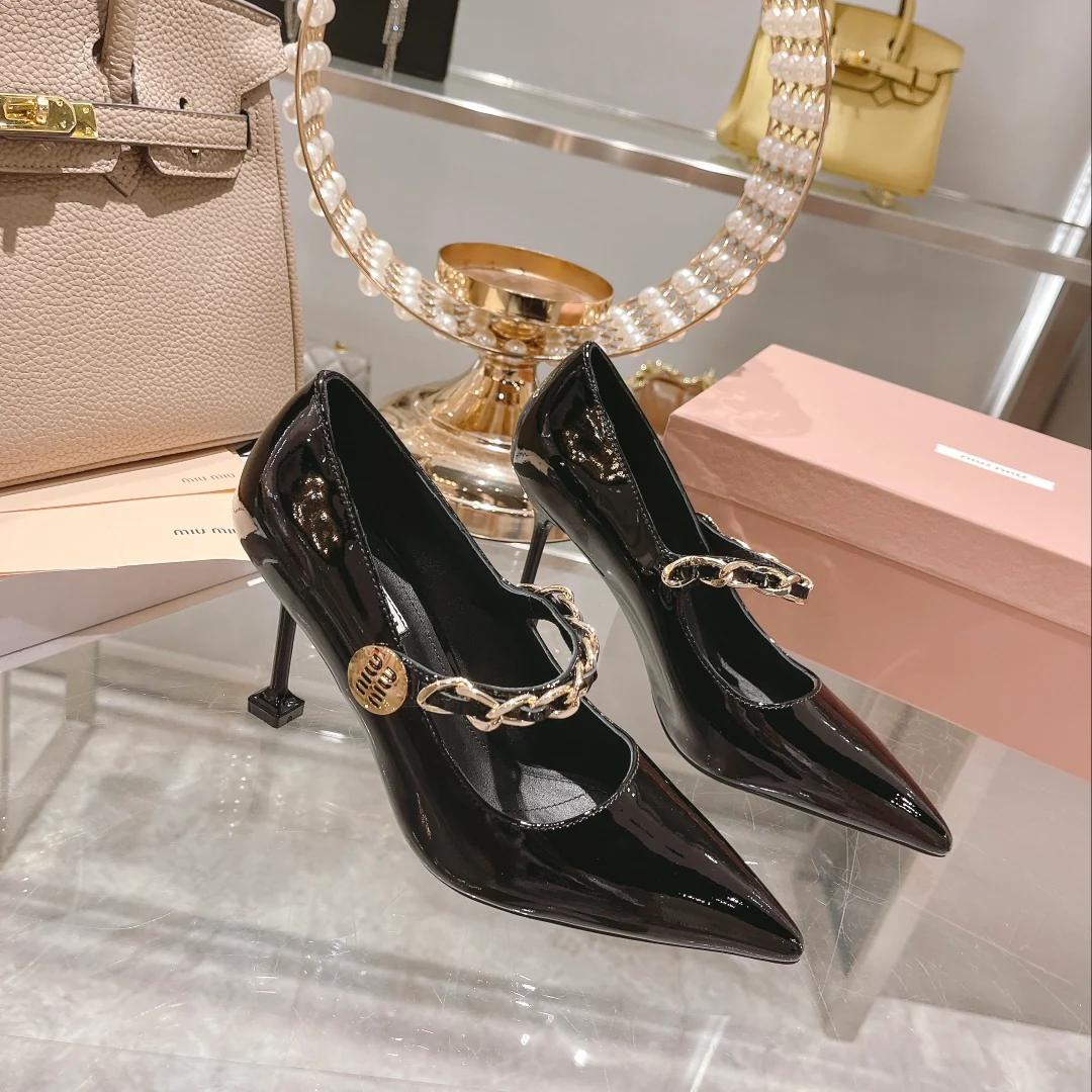 Новинка сезона осень/зима 2022 от Miu Miu - Туфли на каблуке с острым носком и разрезом - Черные
