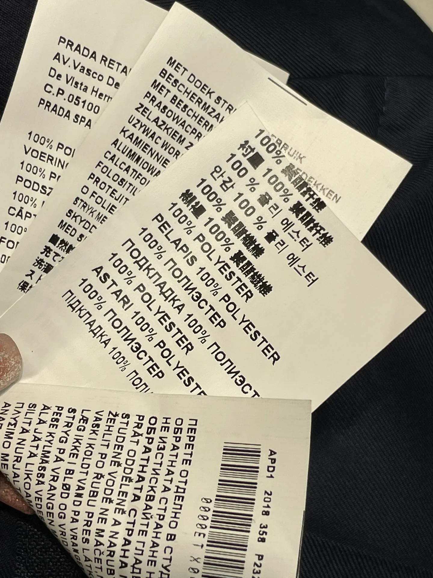 Miu Miu - Весна/Лето 2404-24: Идеальный образ в стиле преппи с вышитыми значками, лоскутными блейзерами и шортами.