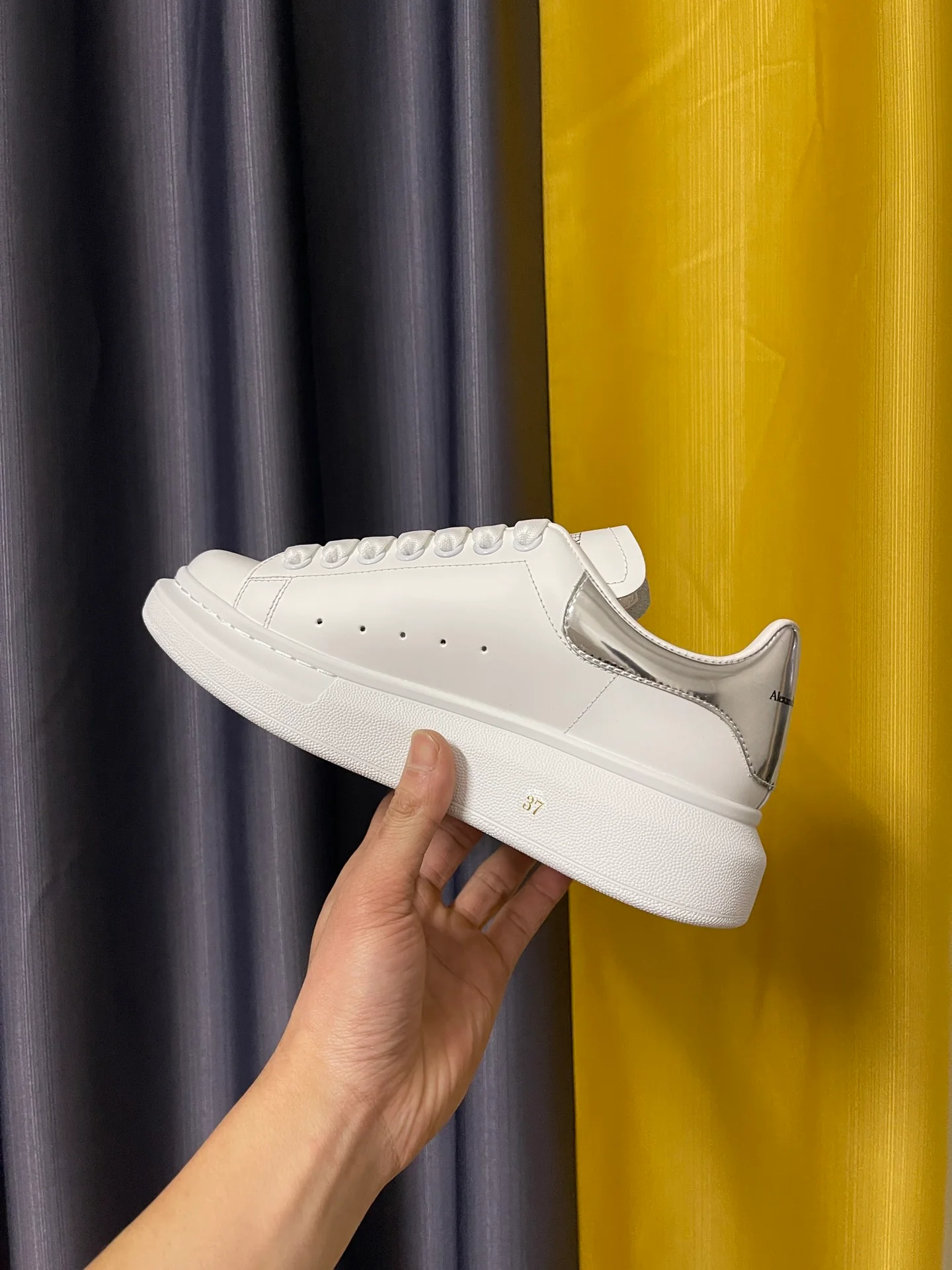 Классические белые кроссовки McQueen - унисекс - каблук из зеркальной серебристой кожи - Премиум-издание