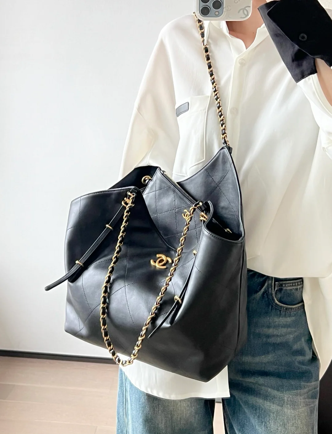 Маленькая черная сумка-тоут Chanel 25 с рукавами ?летучая мышь?.