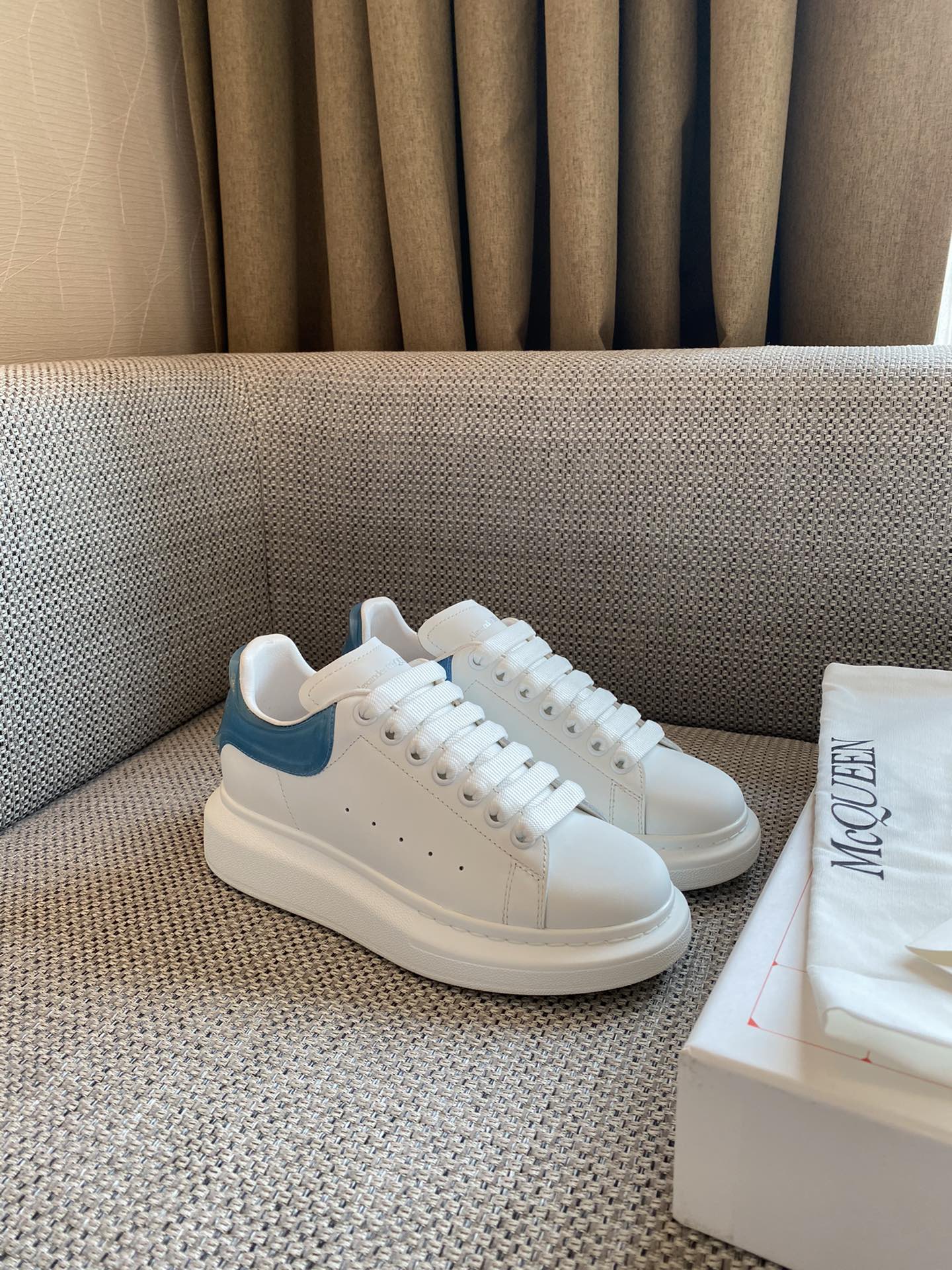 Классические белые кроссовки McQueen - на каблуке-резинке - синие