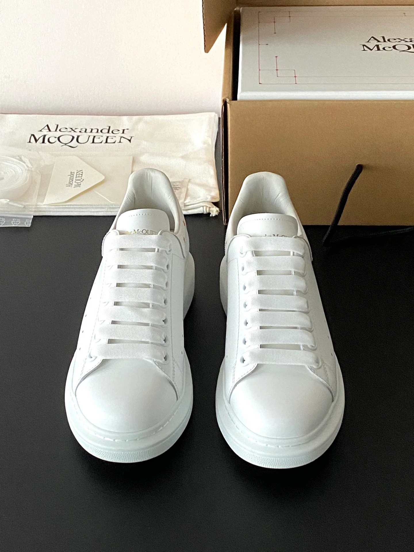 McQueen - Классические белые кроссовки - Love Bird