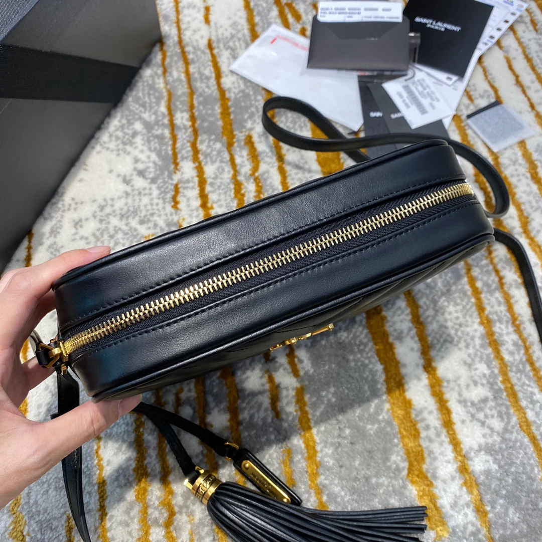 Фотосумка YSL Lou Bag — черная с золотой фурнитурой.
