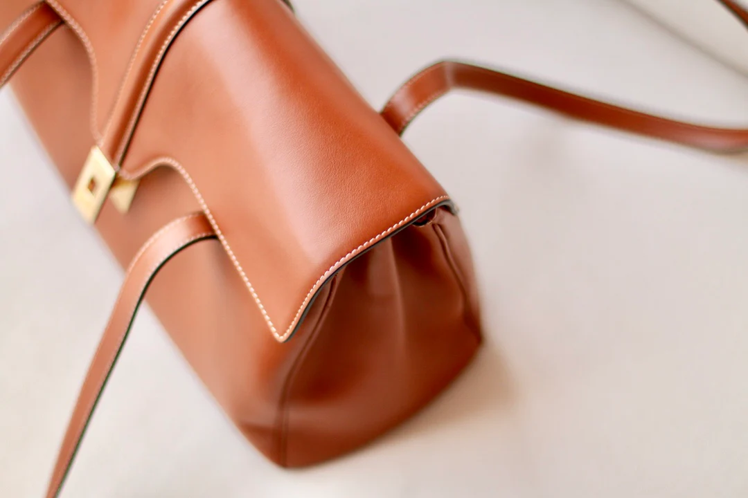 Сумка Celine Soft 16 Medium из гладкой коровьей кожи - коричневая