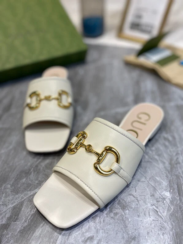 Уличные тапочки Gucci с пряжкой