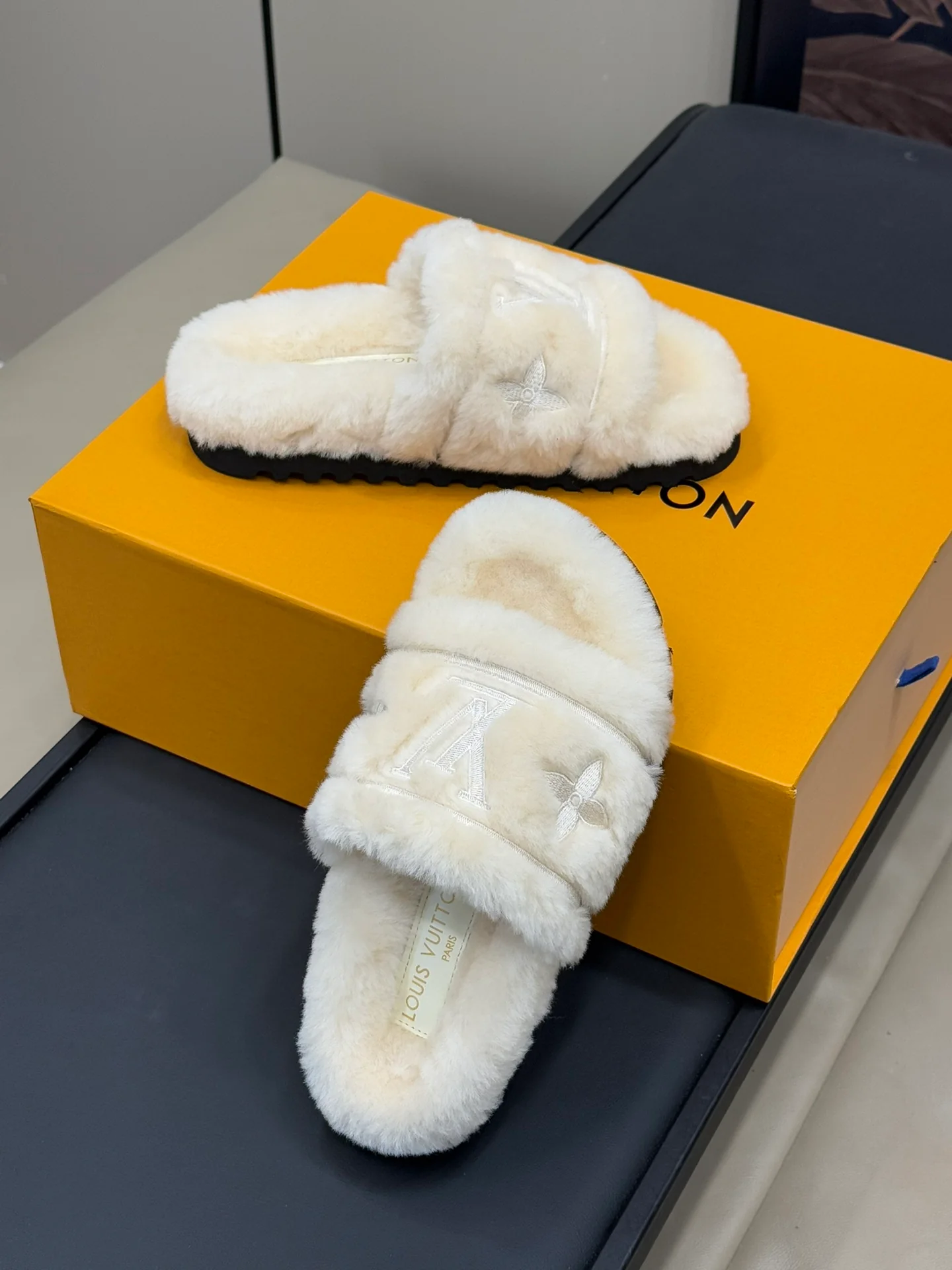 Шерстяные тапочки LV-2024 на плоской подошве - белые