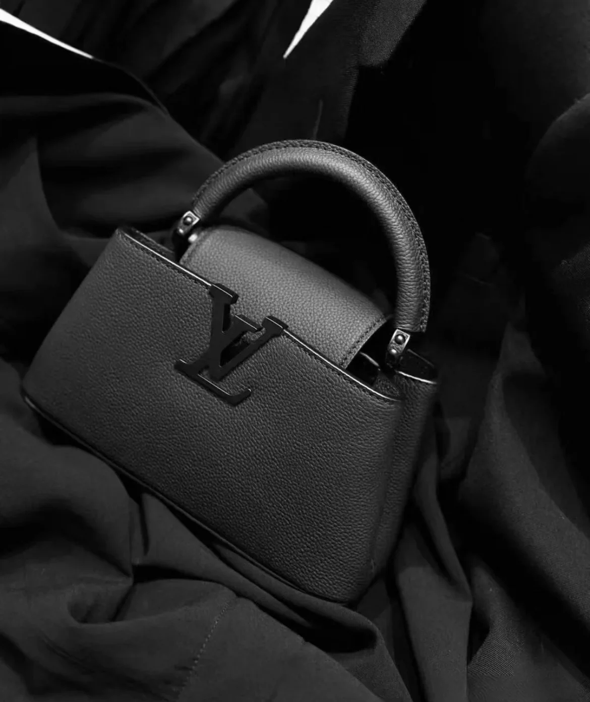 m23955-LV-capucines Сумка/кроссбоди Black Knight - Черная мини-сумка