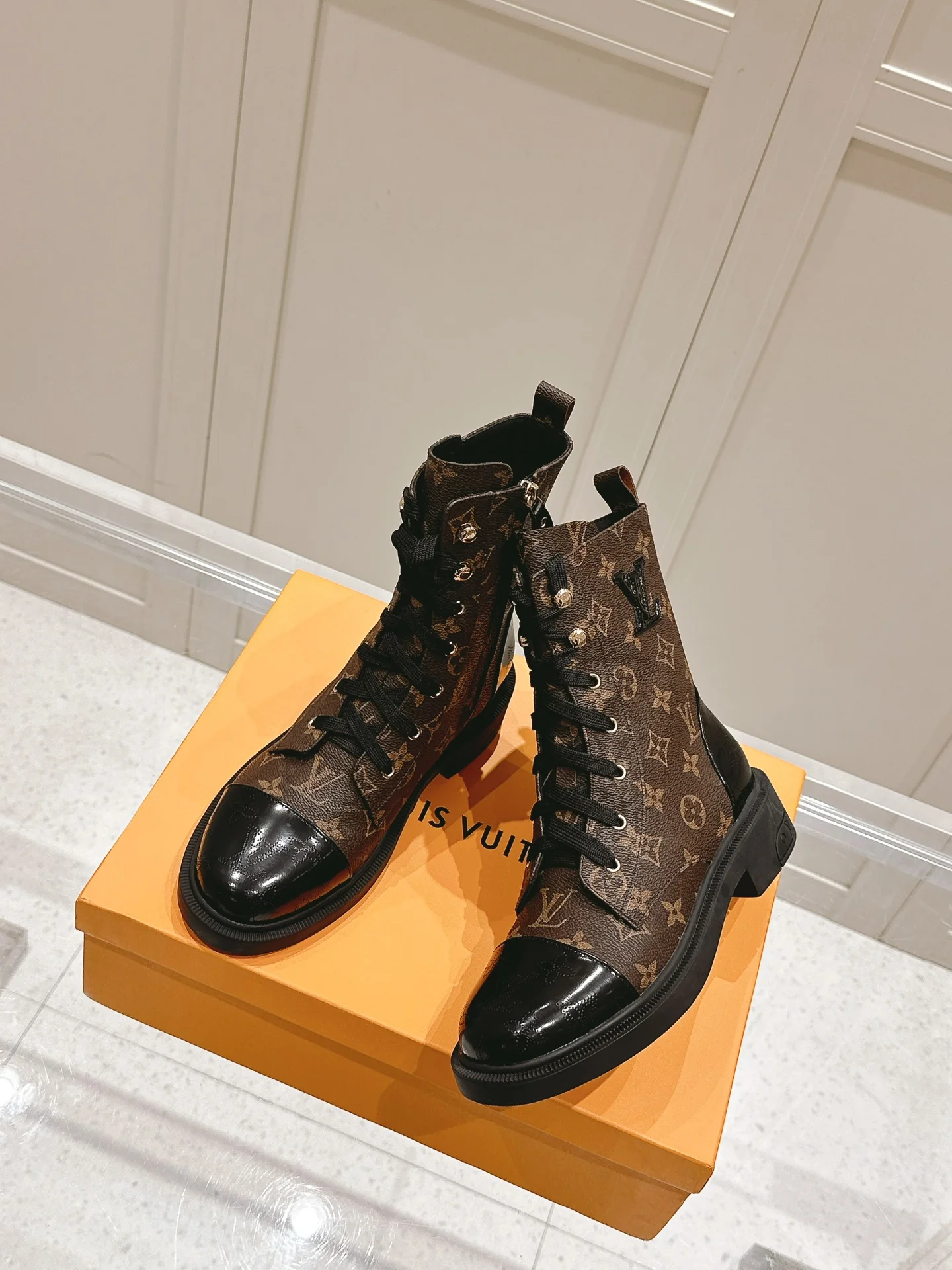 Кожаные ботинки LV-2024 с логотипом - Кофейно-коричневый