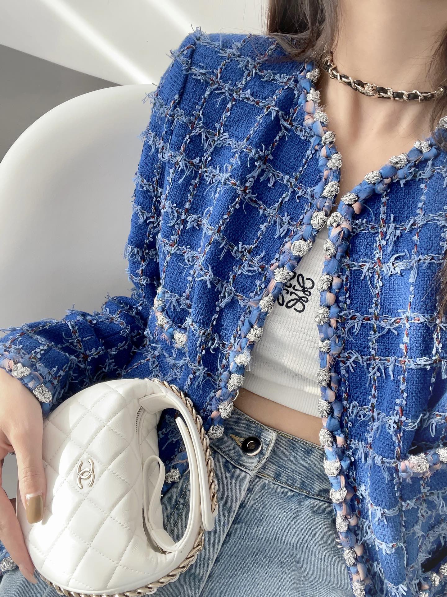 Коллекция Chanel ?Ранняя весна 2023? — клатч ?Хула-хуп? — белый — фото в одежде.