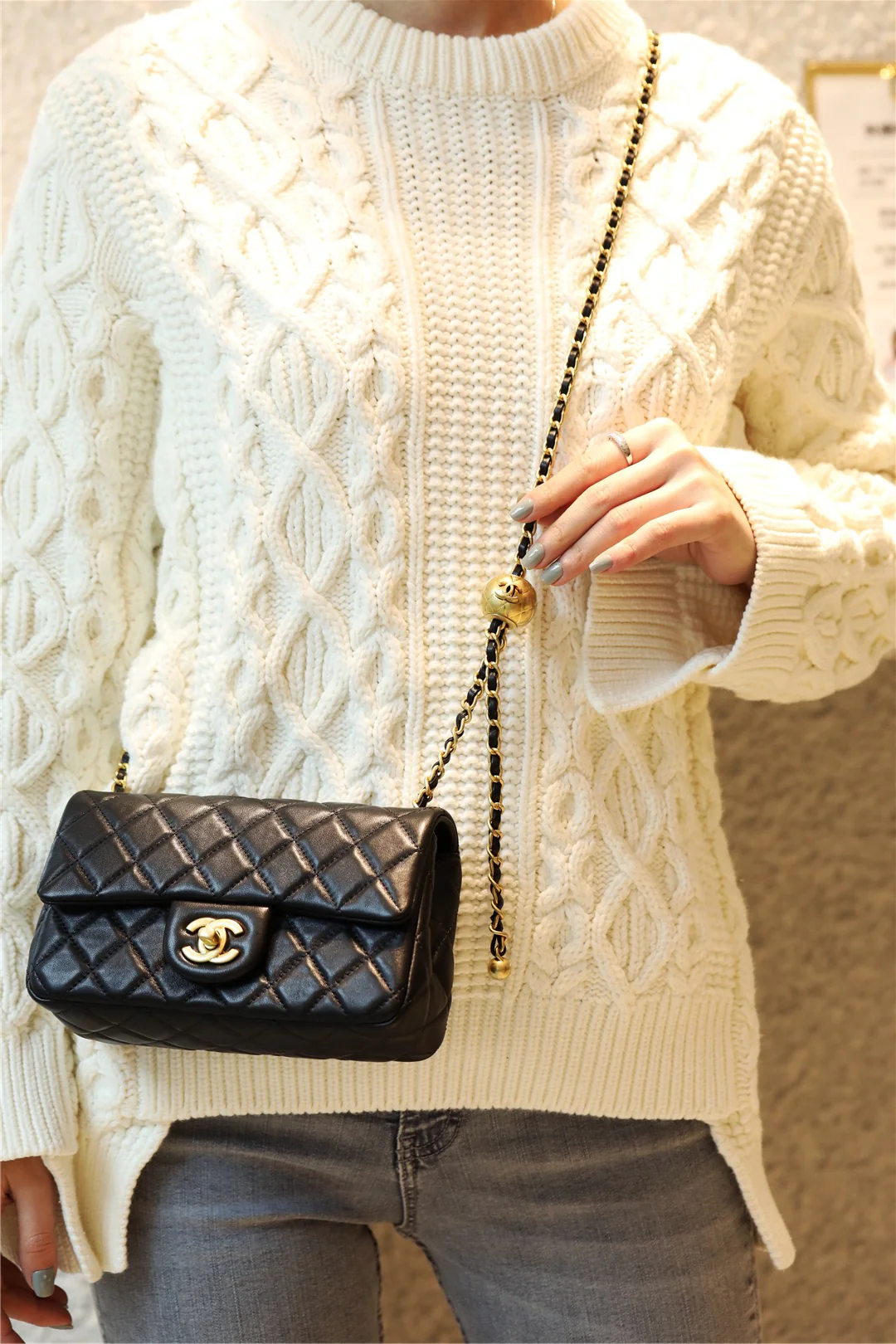 Chanel - Золотая сумка-клапан с шариком из углеродного волокна