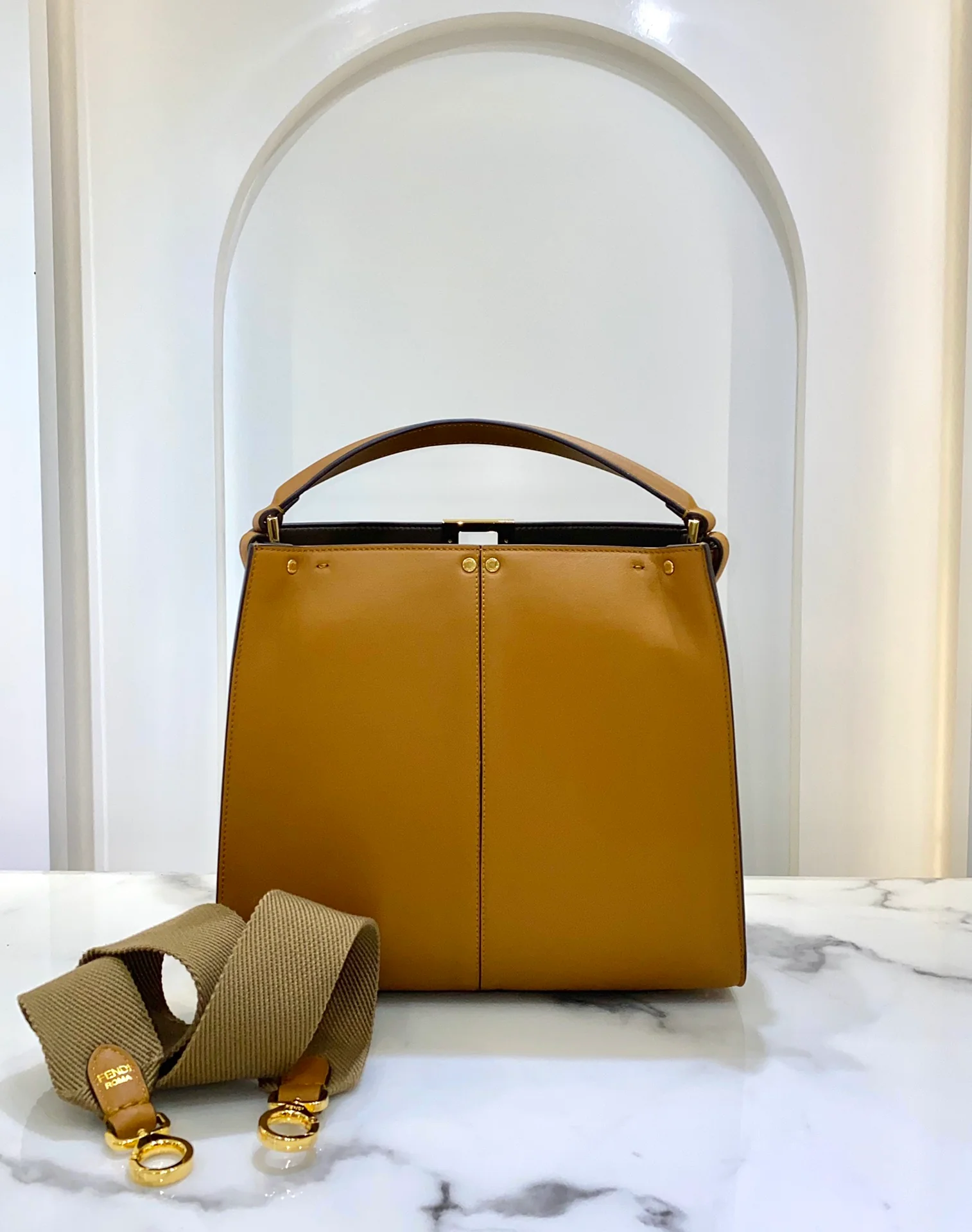 Сумка Fendi Peekaboo Lite Medium из коричневой кожи.